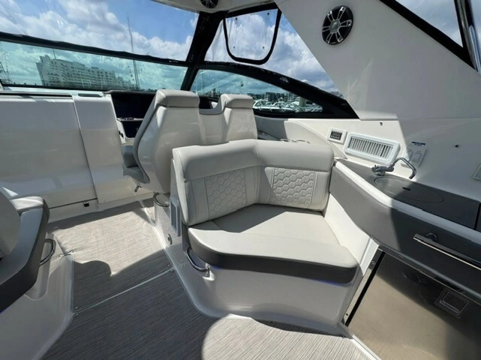 SEA RAY BOATS SUNDANCER 320 in New York, NY — photo 5