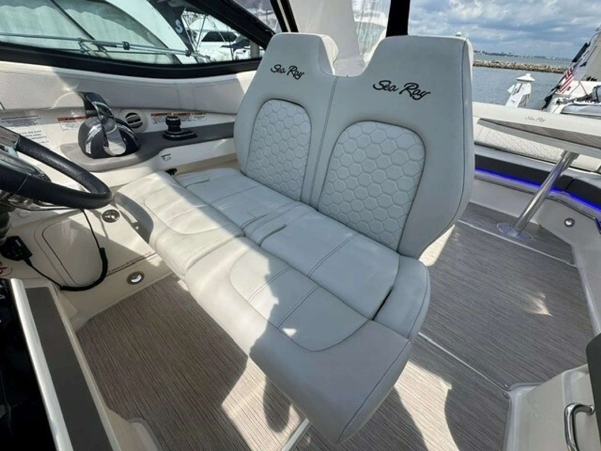 SEA RAY BOATS SUNDANCER 320 in New York, NY — photo 7
