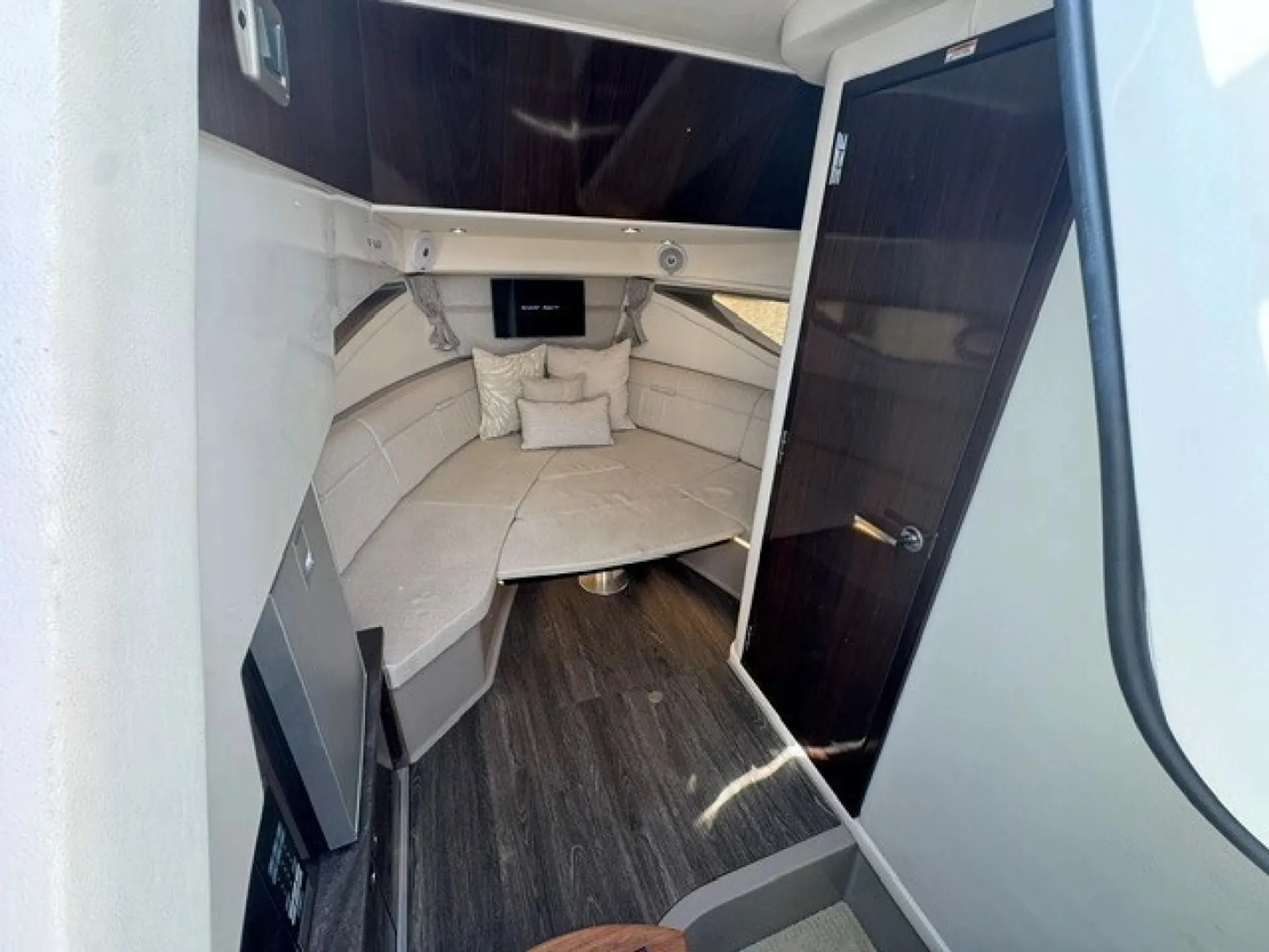 2020 Sea Ray 320 Sundancer — Premium 32’ Cruiser