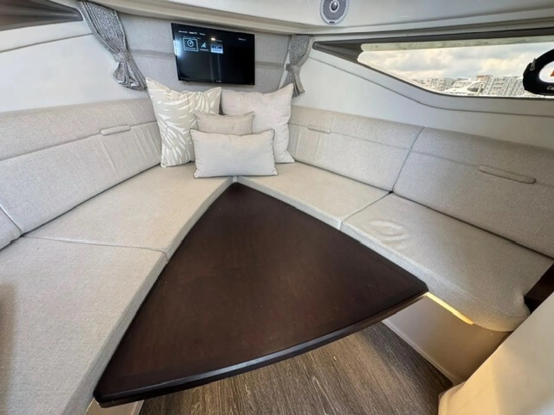 SEA RAY BOATS SUNDANCER 320 in New York, NY — photo 10