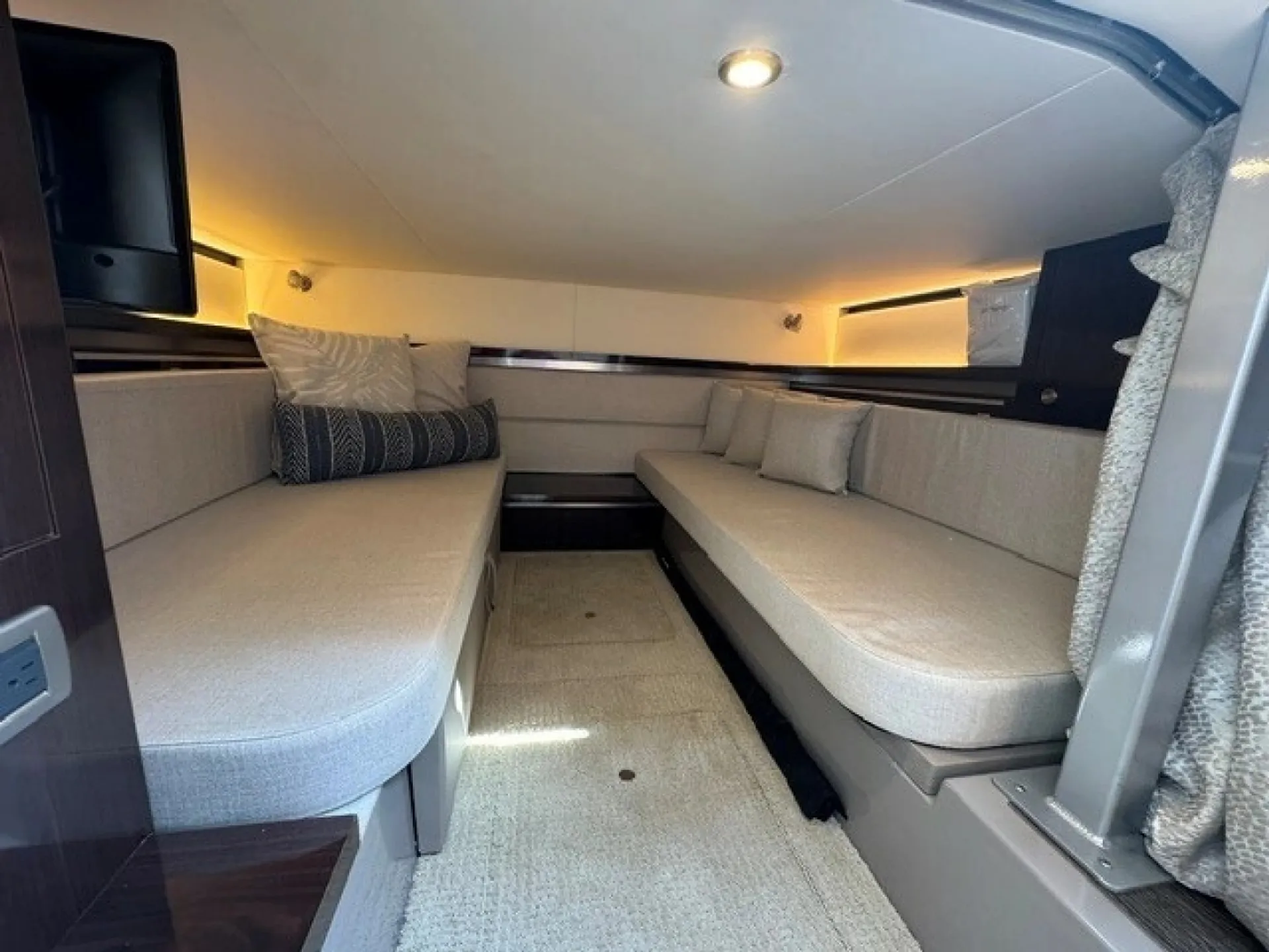 2020 Sea Ray 320 Sundancer — Premium 32’ Cruiser