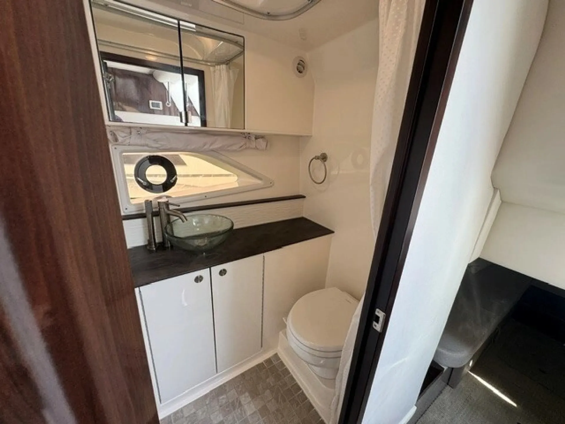 2020 Sea Ray 320 Sundancer — Premium 32’ Cruiser