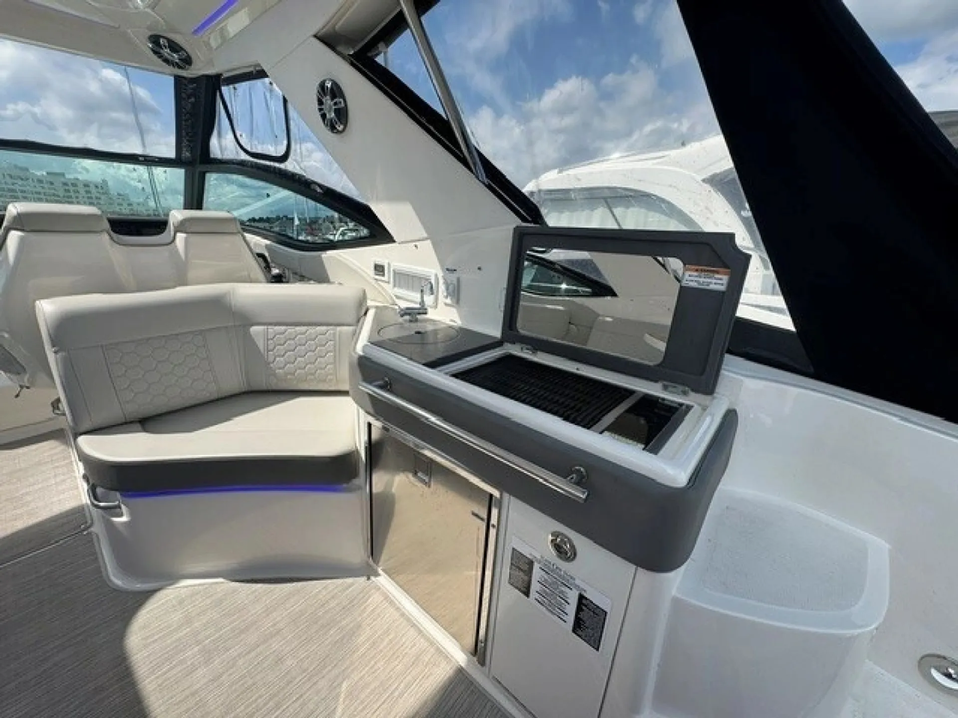 2020 Sea Ray 320 Sundancer — Premium 32’ Cruiser