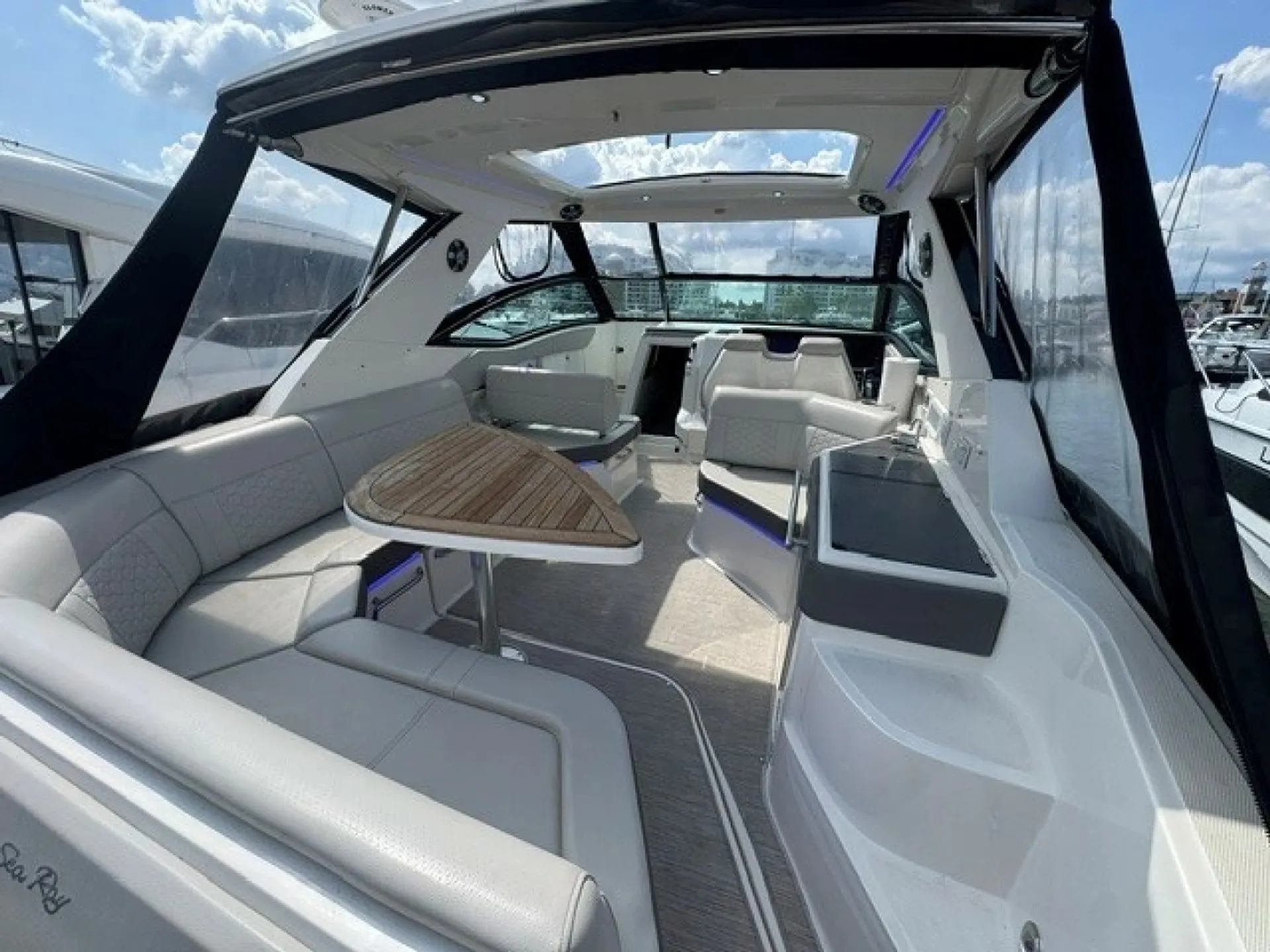 2020 Sea Ray 320 Sundancer — Premium 32’ Cruiser