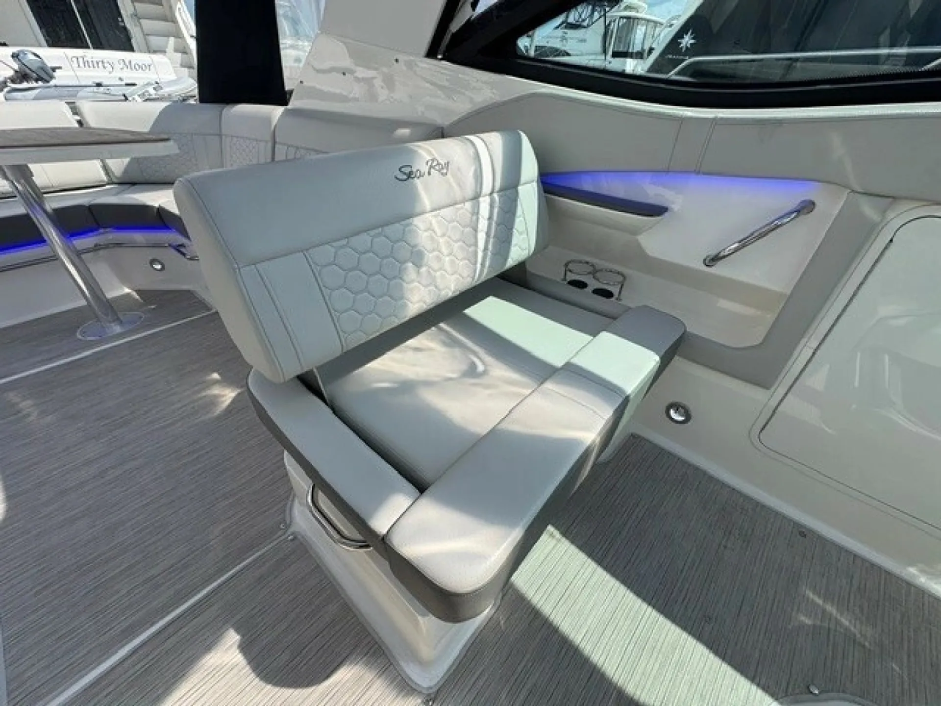 2020 Sea Ray 320 Sundancer — Premium 32’ Cruiser