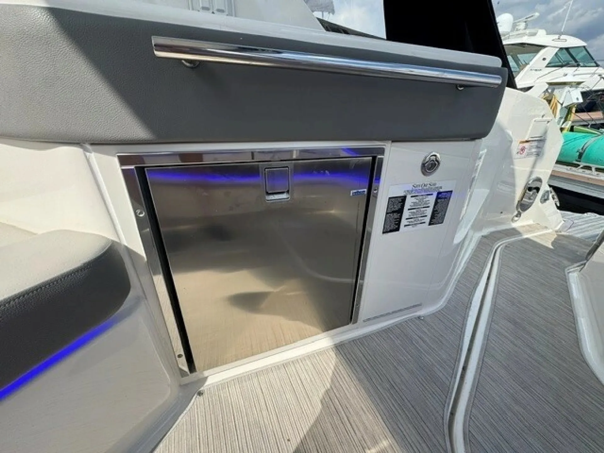 2020 Sea Ray 320 Sundancer — Premium 32’ Cruiser