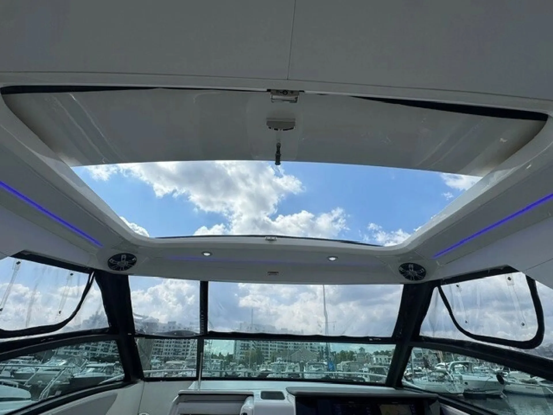 2020 Sea Ray 320 Sundancer — Premium 32’ Cruiser