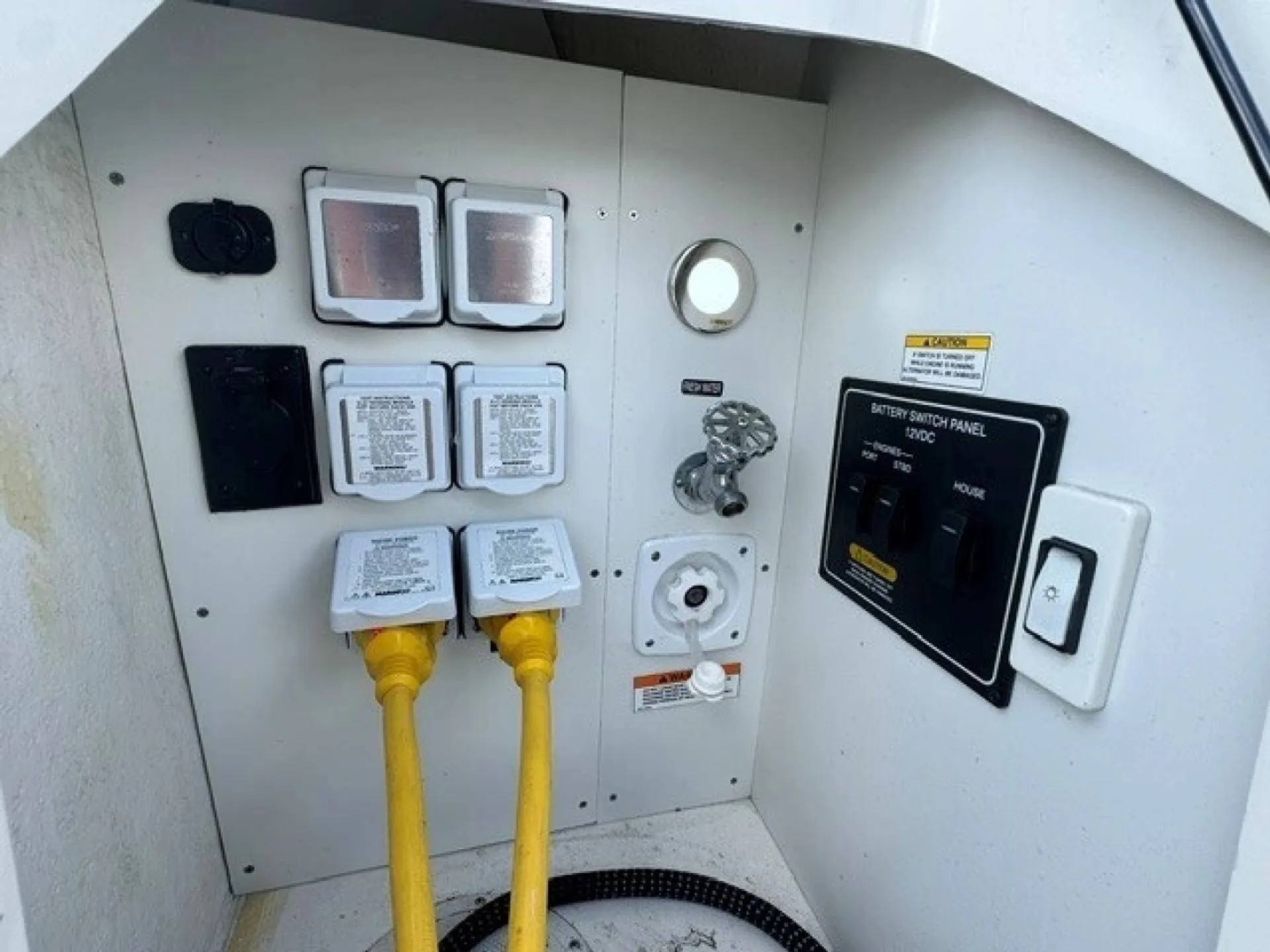 2020 Sea Ray 320 Sundancer — Premium 32’ Cruiser