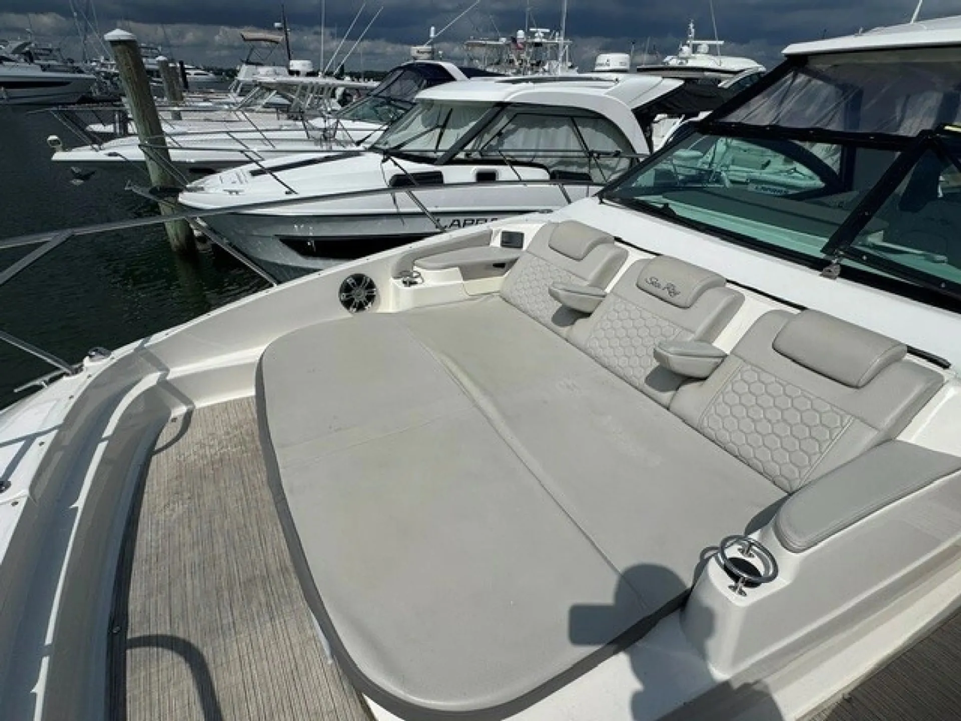 2020 Sea Ray 320 Sundancer — Premium 32’ Cruiser