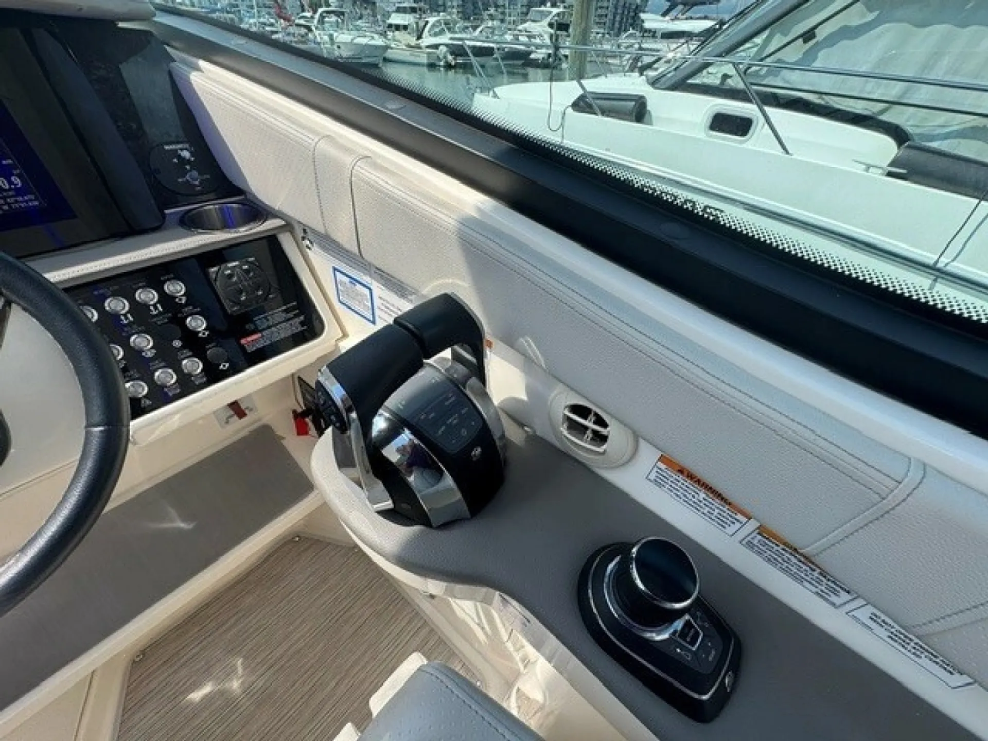 2020 Sea Ray 320 Sundancer — Premium 32’ Cruiser