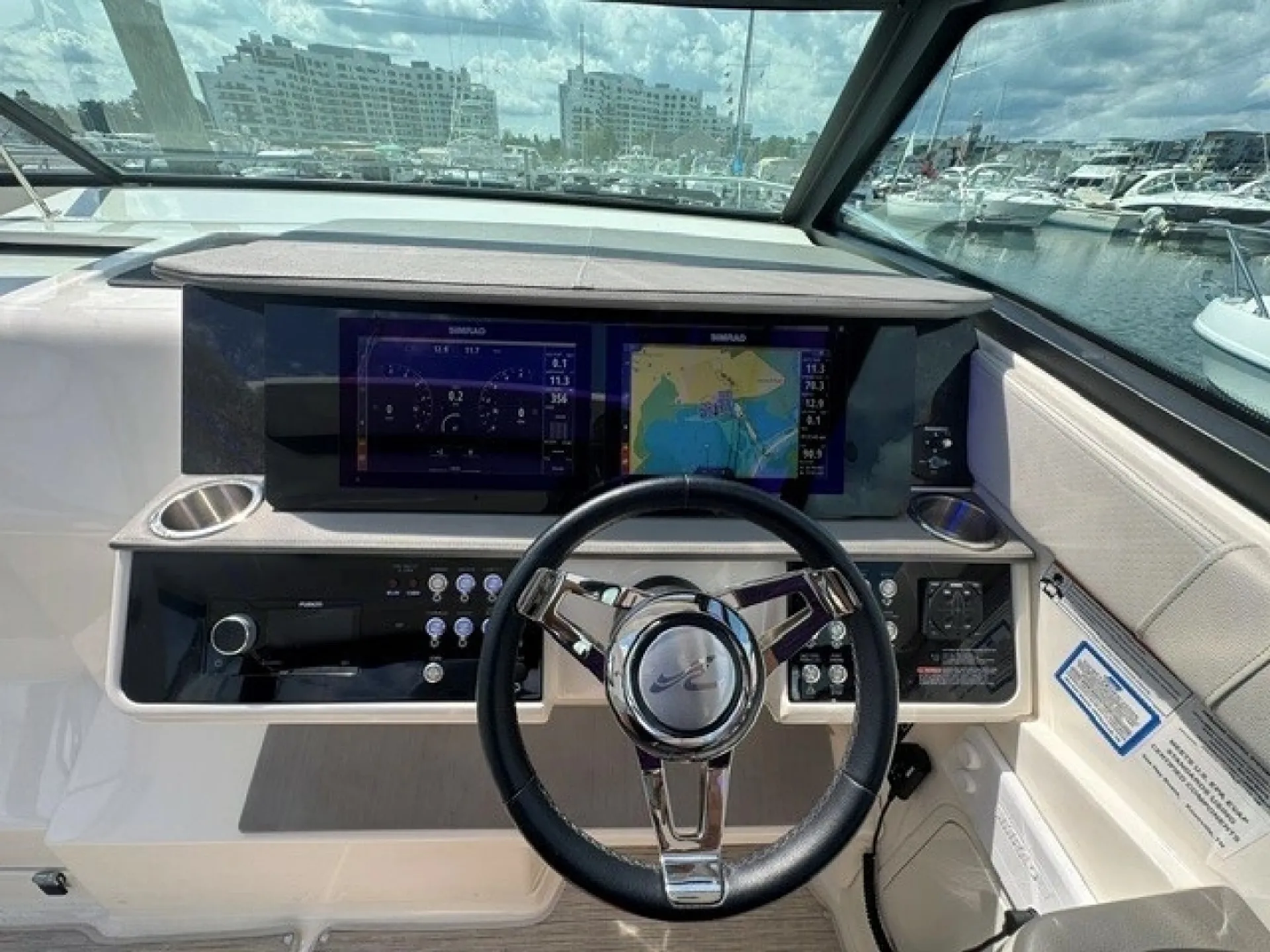 2020 Sea Ray 320 Sundancer — Premium 32’ Cruiser