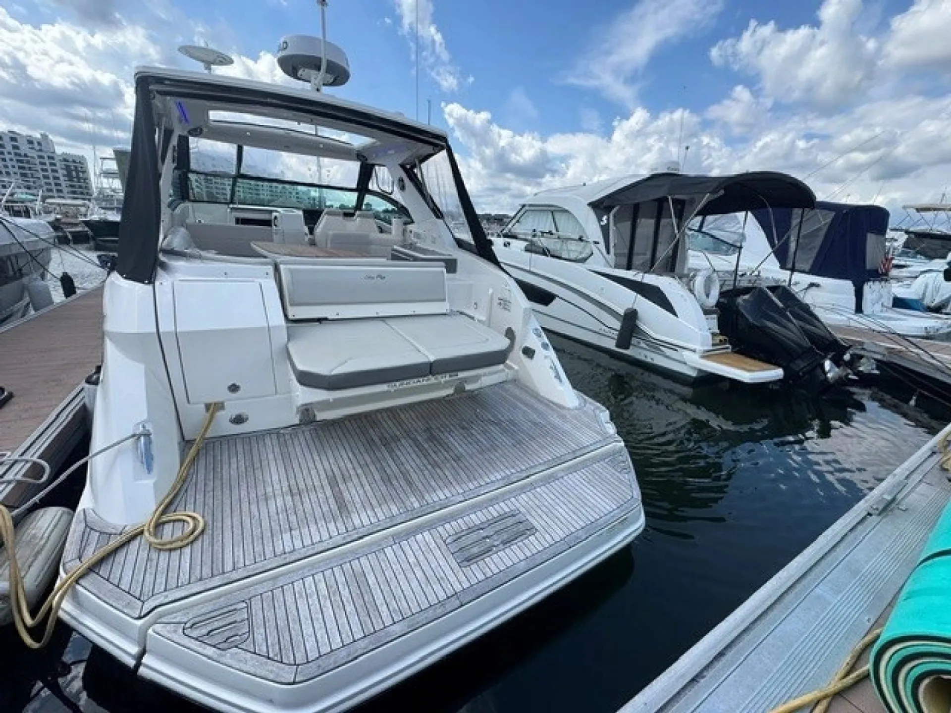2020 Sea Ray 320 Sundancer — Premium 32’ Cruiser
