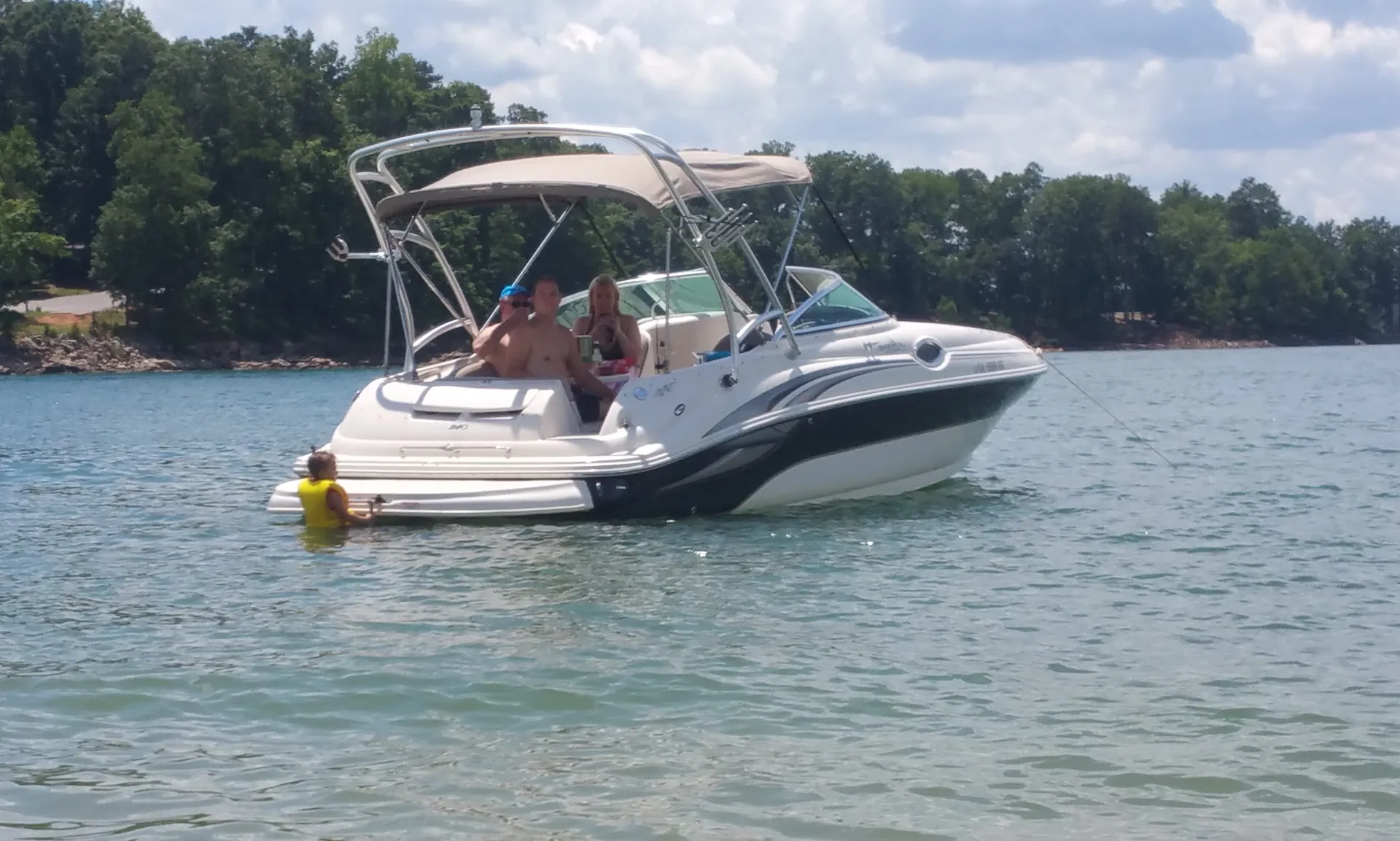 Sea Ray Boats 240 Sundeck in Buford, GA — photo 2
