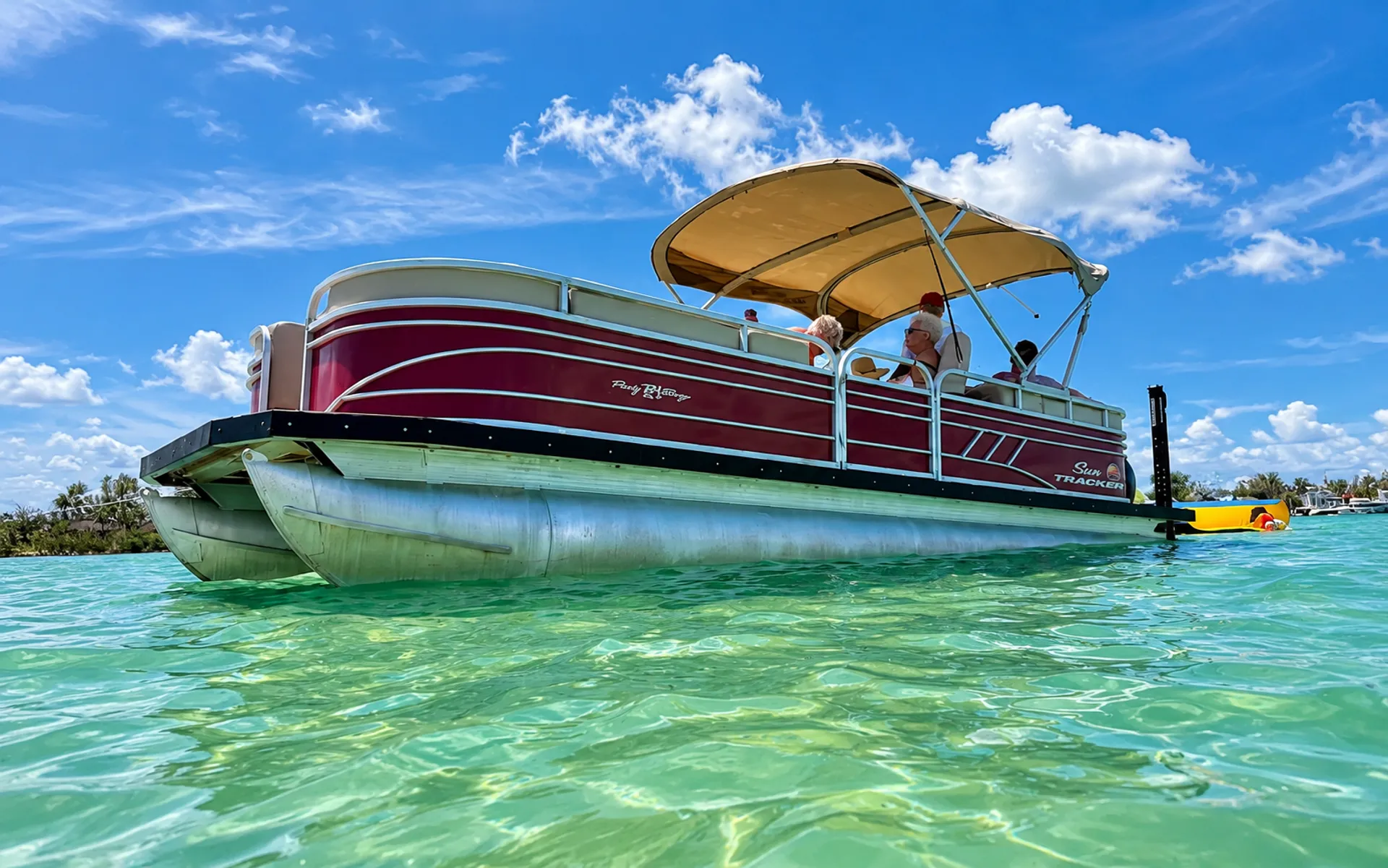 SUN TRACKER SPORTFISH 22 DLX in Holmes Beach, FL
