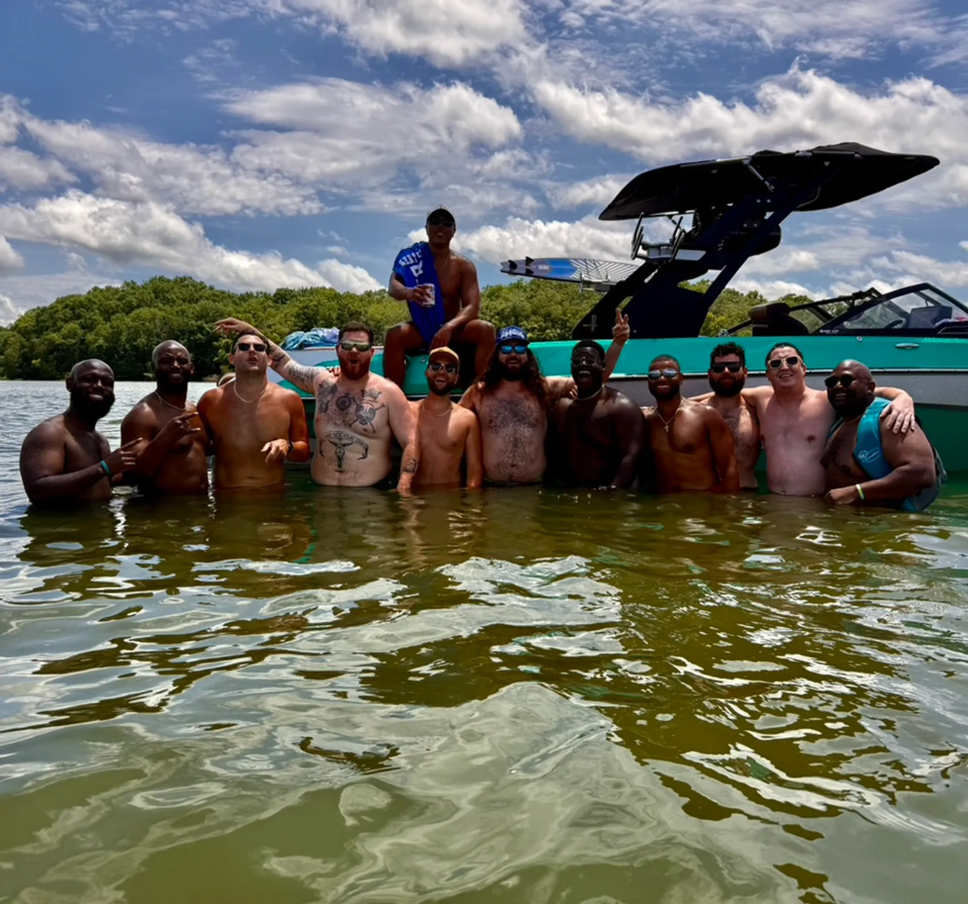 Experience Nashville Lake Life with 25' Malibu Wakeboat upto 12 Ppl