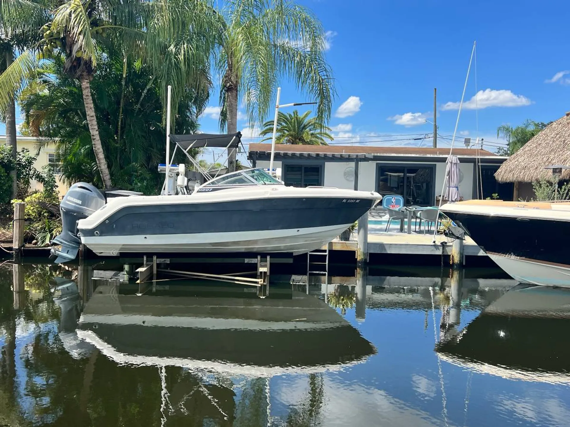 ROBALO 227 DC W/F200XA in Fort Lauderdale, FL