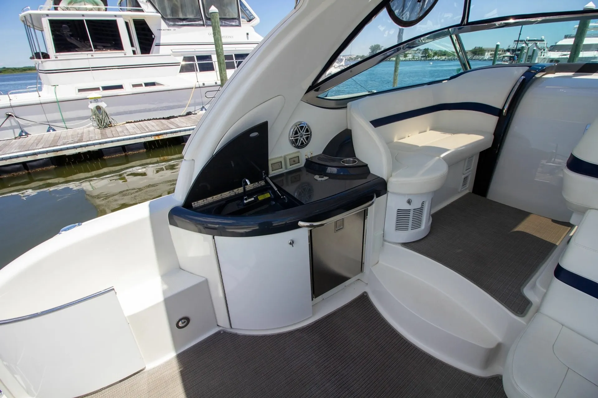 2016 Formula 400 Luxury Yacht | Twin Volvo 