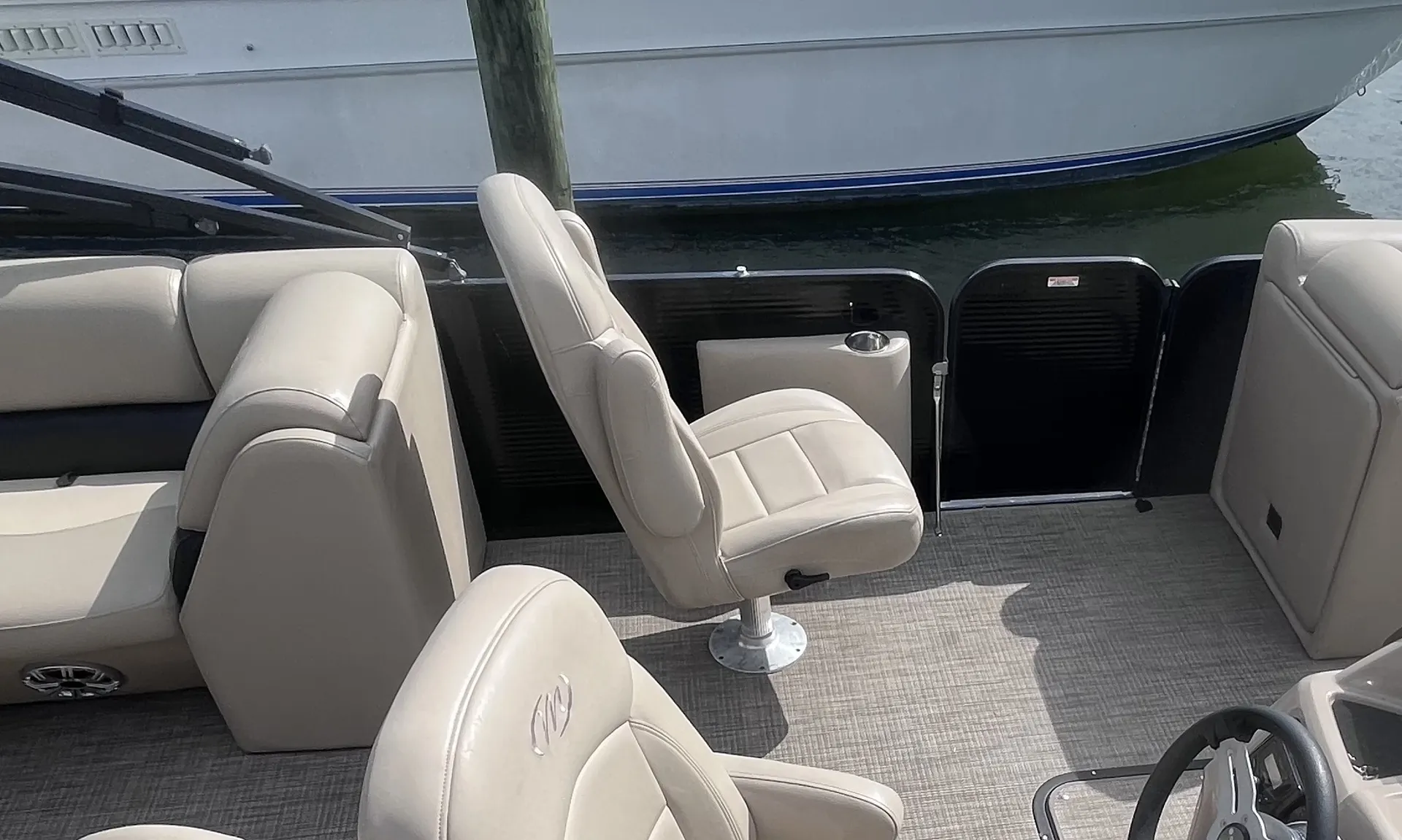 MANITOU PONTOON 24 AURORA LE STANDARD TWIN TUBE in Cape Coral, FL — photo 8