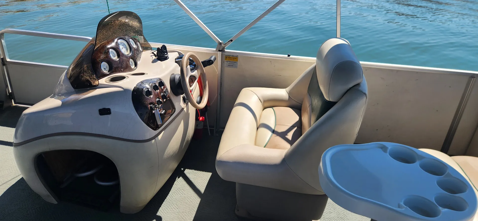 Pontoon Boat 25ft Sun Tracker Party Barge for 14 passengers