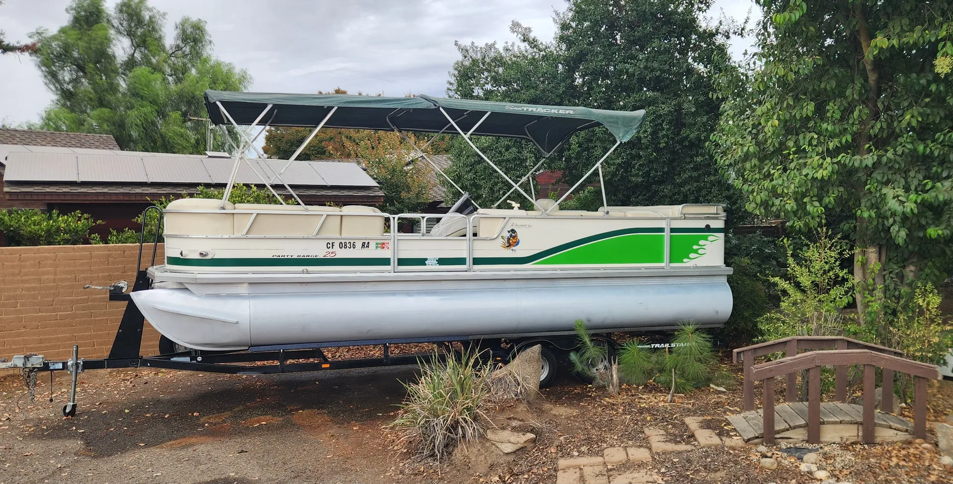 Pontoon Boat 25ft Sun Tracker Party Barge for 14 passengers