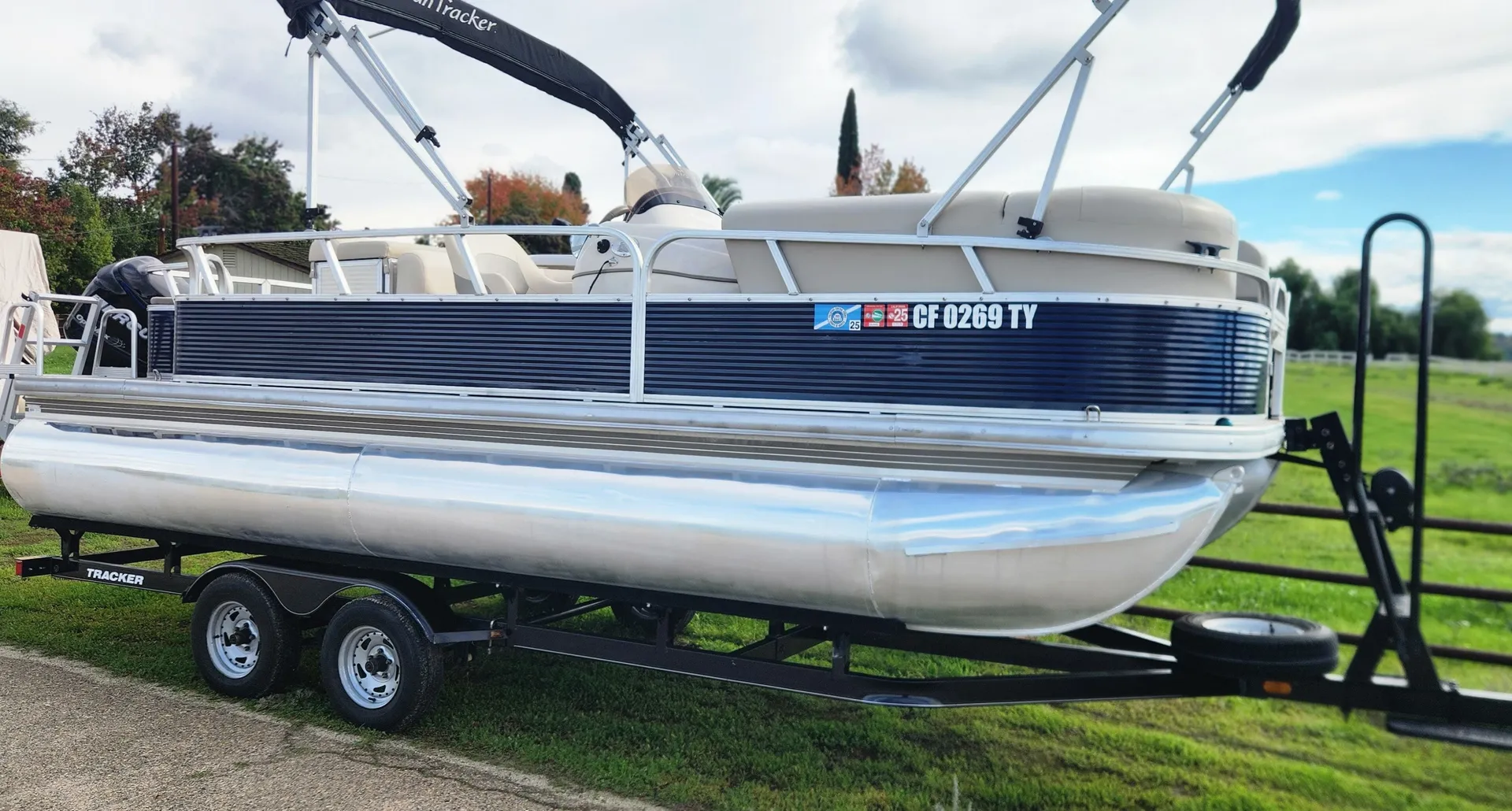 Sun Tracker By Tracker Marine PARTY BARGE 21 Signature Series in Fresno, CA — photo 9