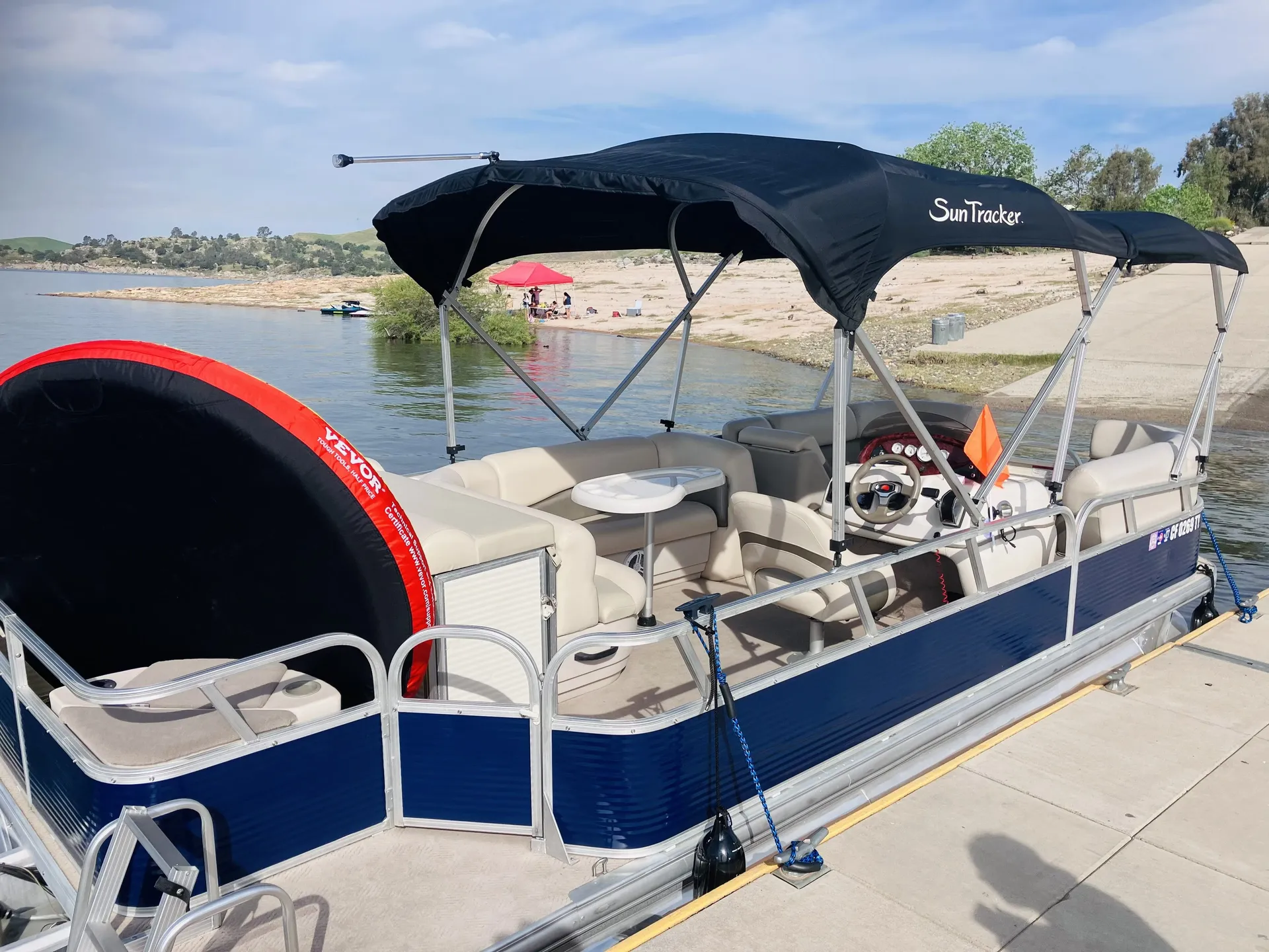 Sun Tracker By Tracker Marine PARTY BARGE 21 Signature Series in Fresno, CA — photo 2