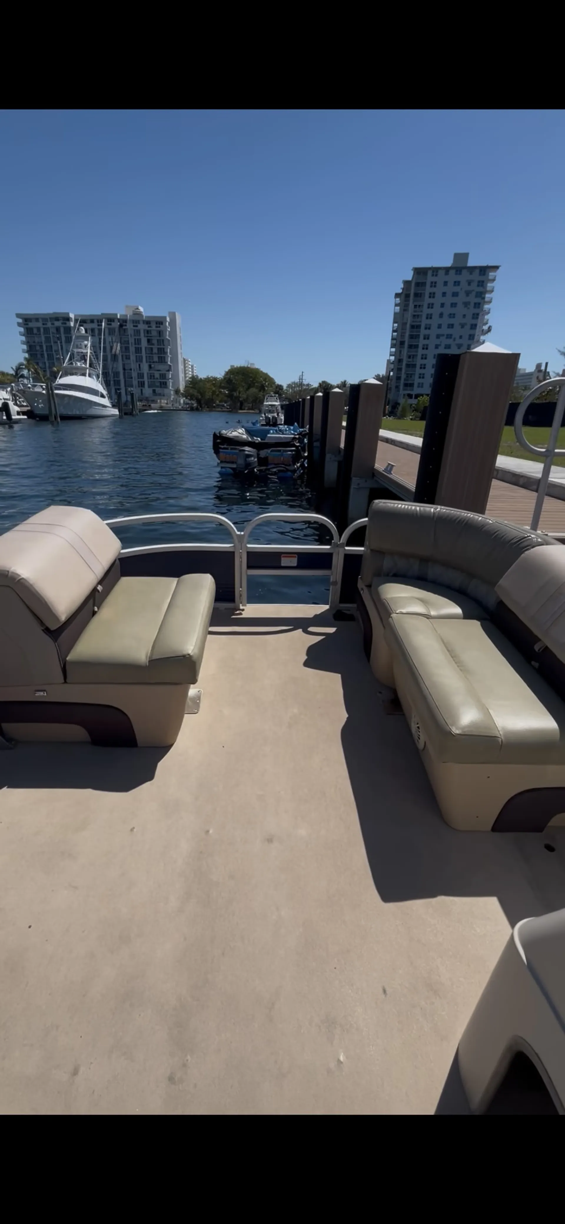 SUN TRACKER PARTY BARGE 22 RF DLX in Pompano Beach, FL — photo 3