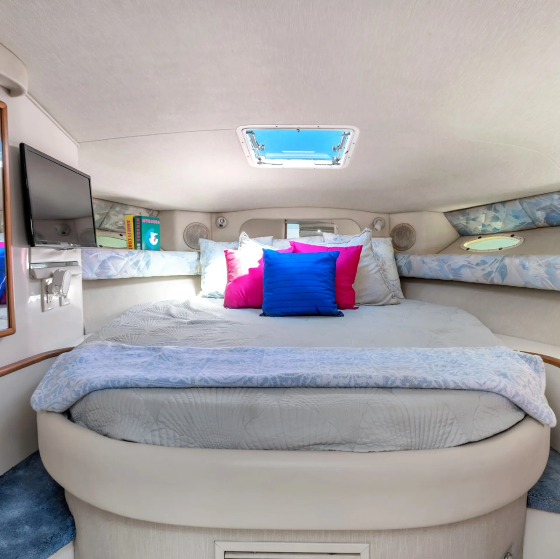 FREE DECOR| SEA RAY 37 YACHT! GET 1HR FREE Monday-Thursday!