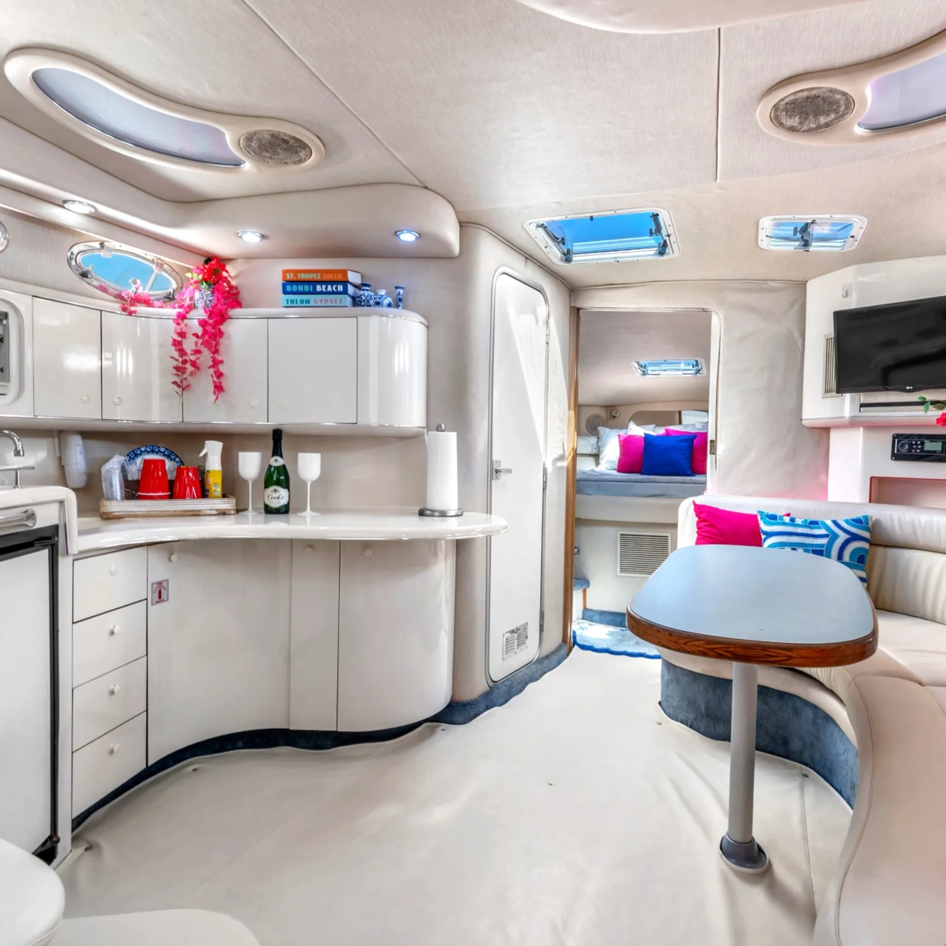 FREE DECOR| SEA RAY 37 YACHT! GET 1HR FREE Monday-Thursday!