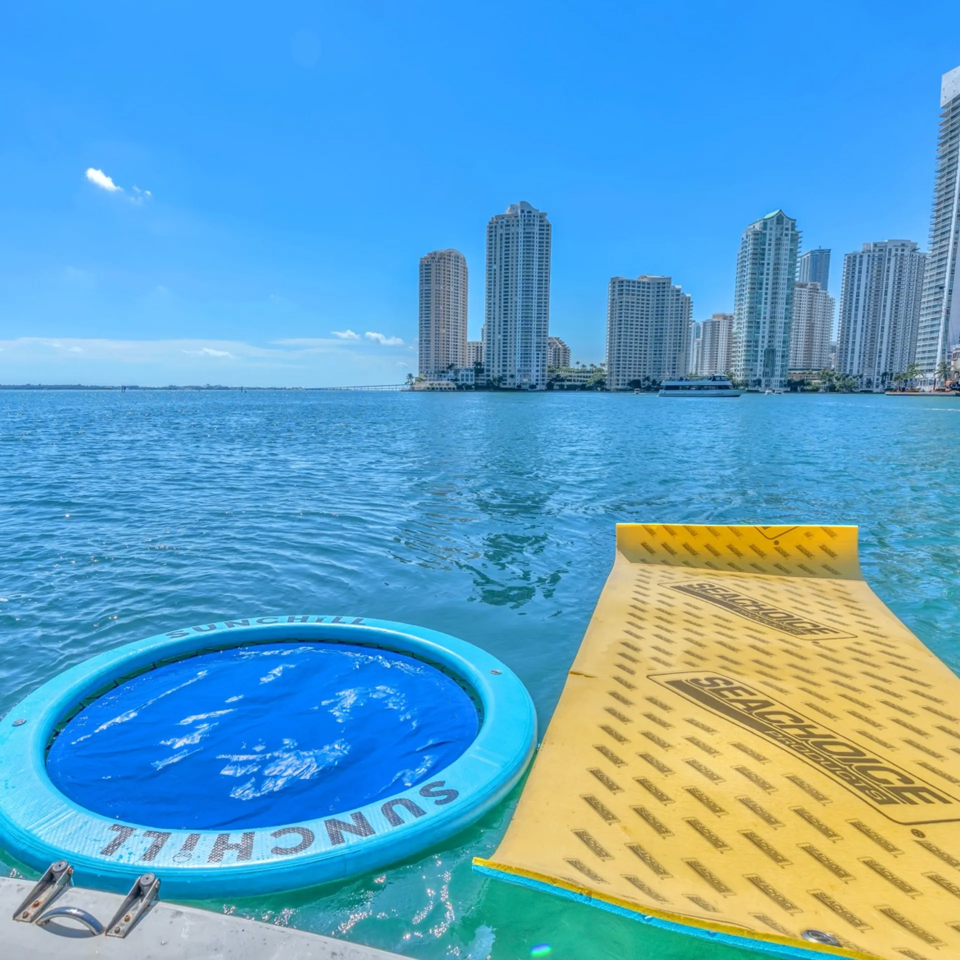 FREE DECOR| SEA RAY 37 YACHT! GET 1HR FREE Monday-Thursday!
