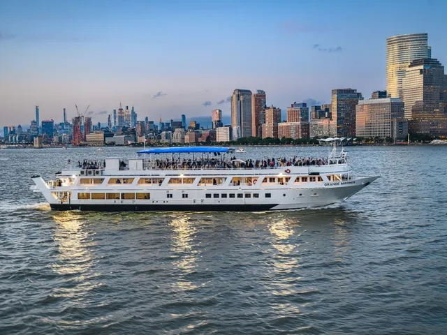 Rent a BLOUNT mega yacht in New York, NY near me