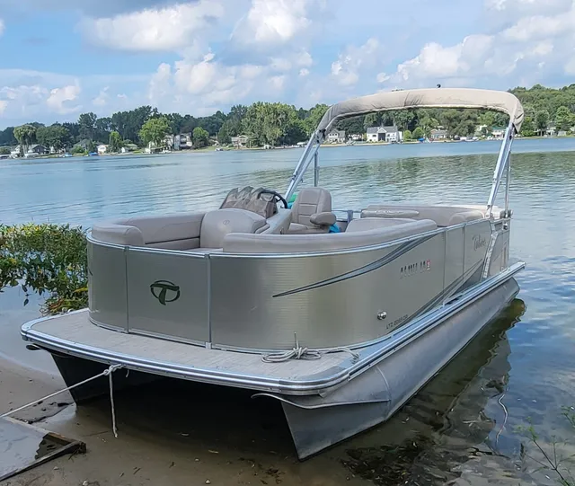 Rent a TAHOE PONTOONS cruiser in Lowell, MI near me