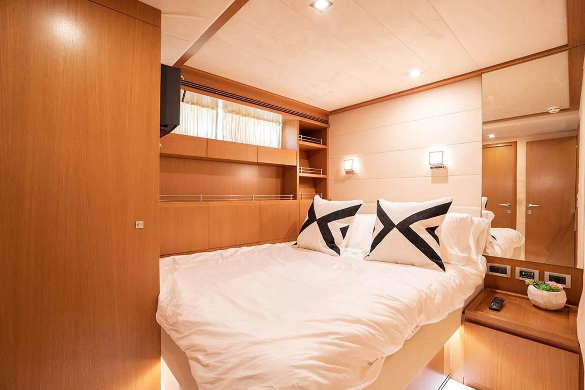 Ferretti Yachts 780 in Miami Beach, FL — photo 9