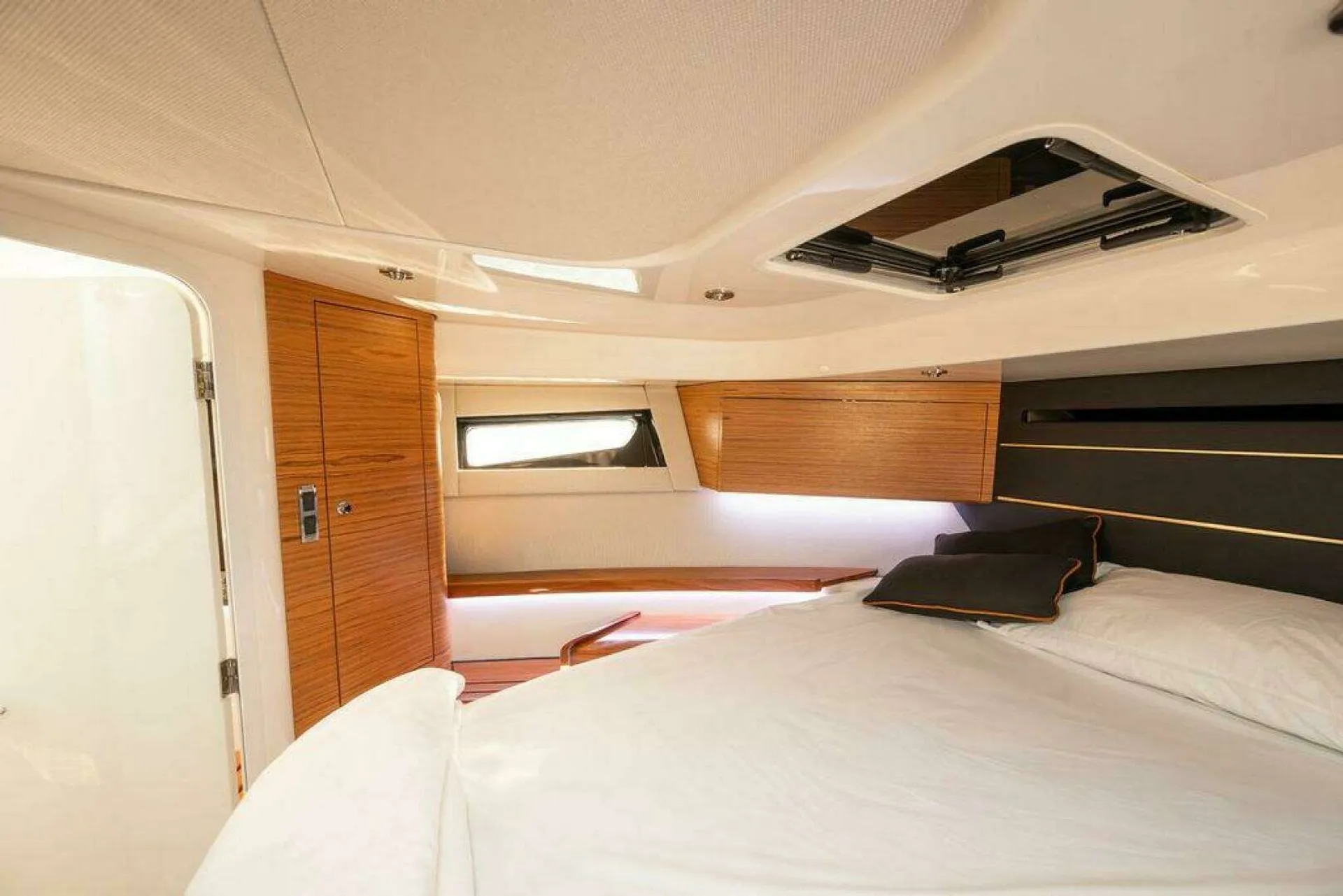 Luxury Unleashed: 2023 Boston Whaler 405 Conquest