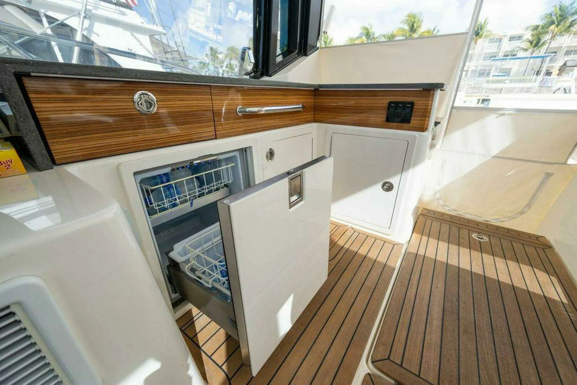 Luxury Unleashed: 2023 Boston Whaler 405 Conquest