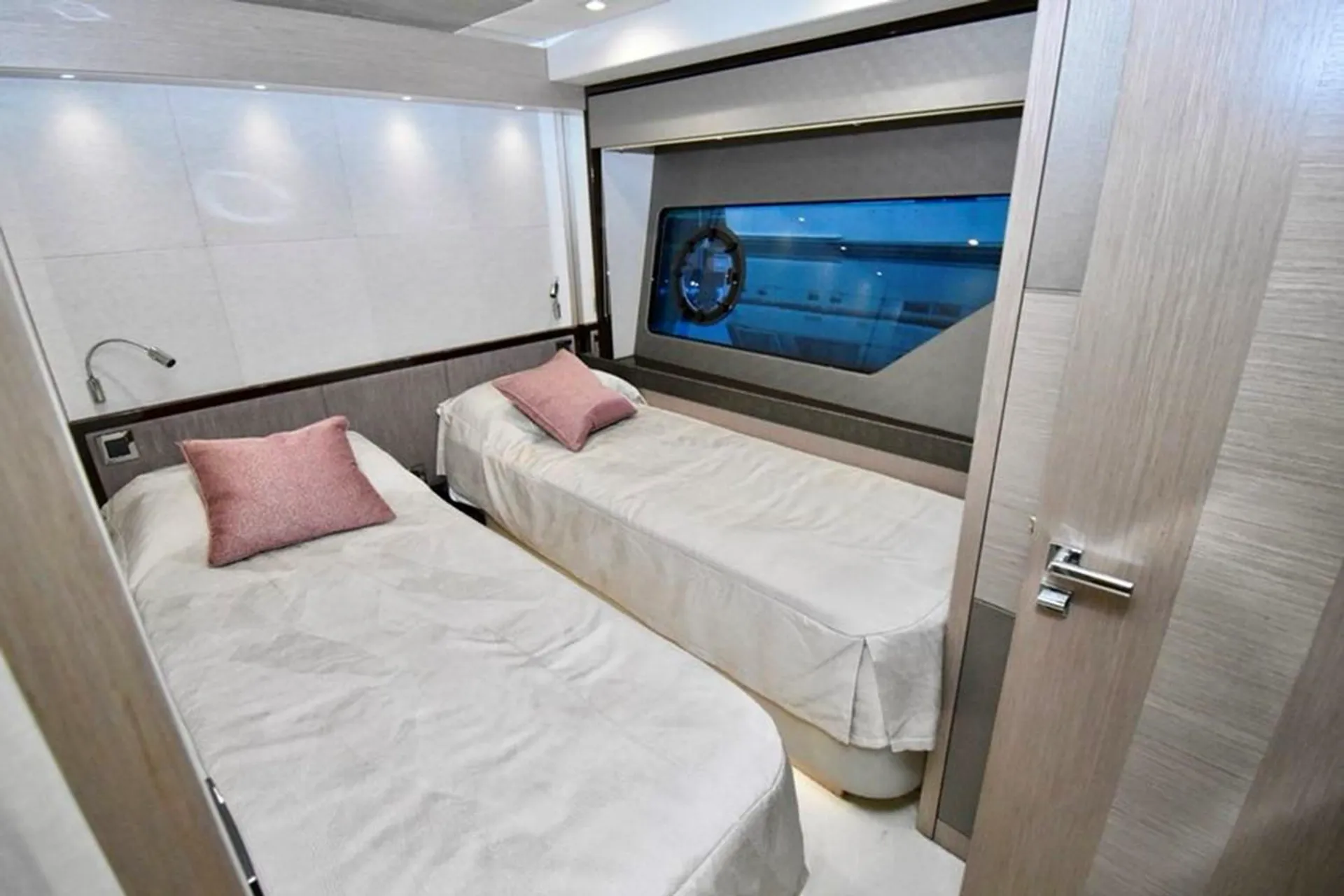 Sunseeker Predator 80 in Miami Beach, FL — photo 9
