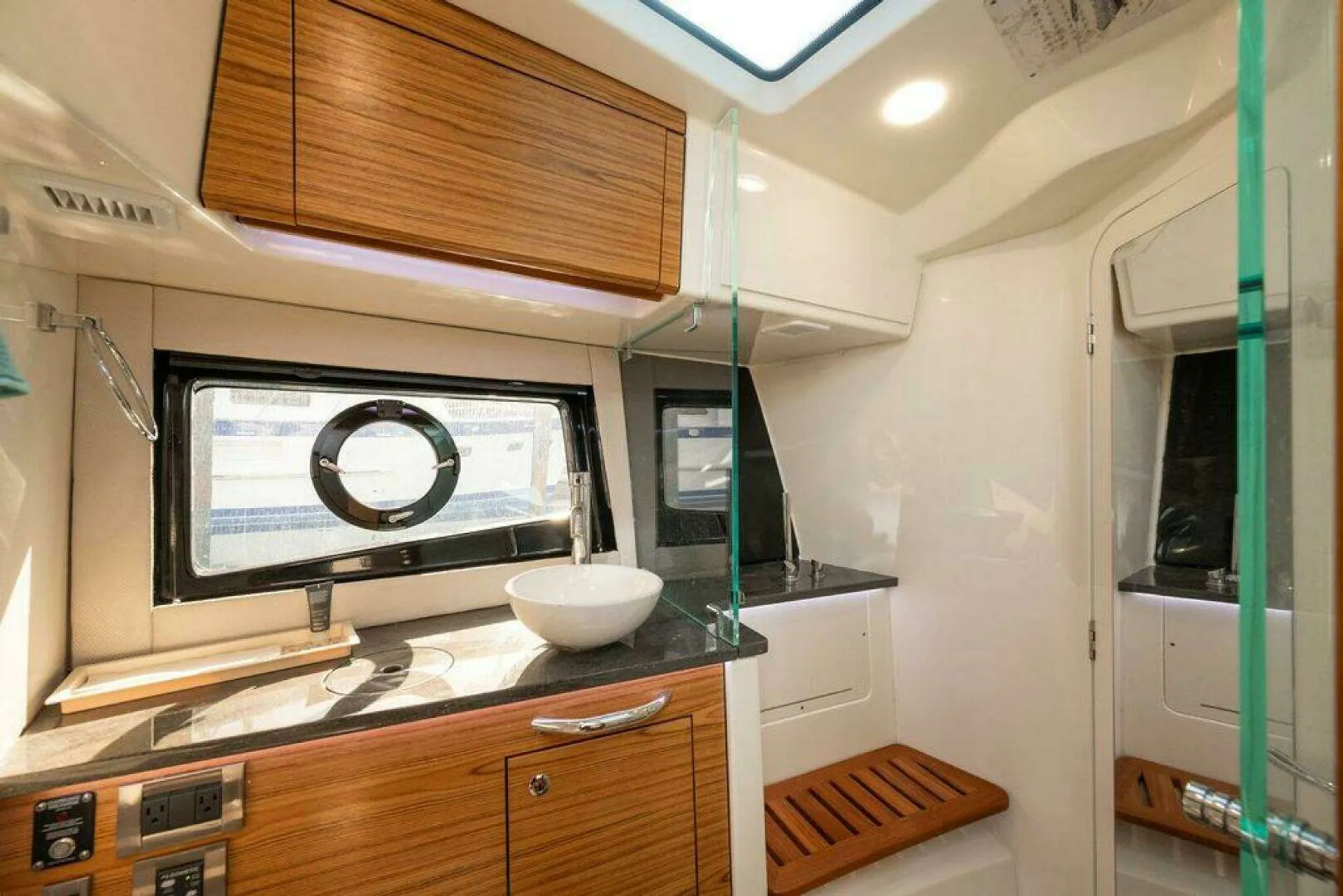 Luxury Unleashed: 2023 Boston Whaler 405 Conquest