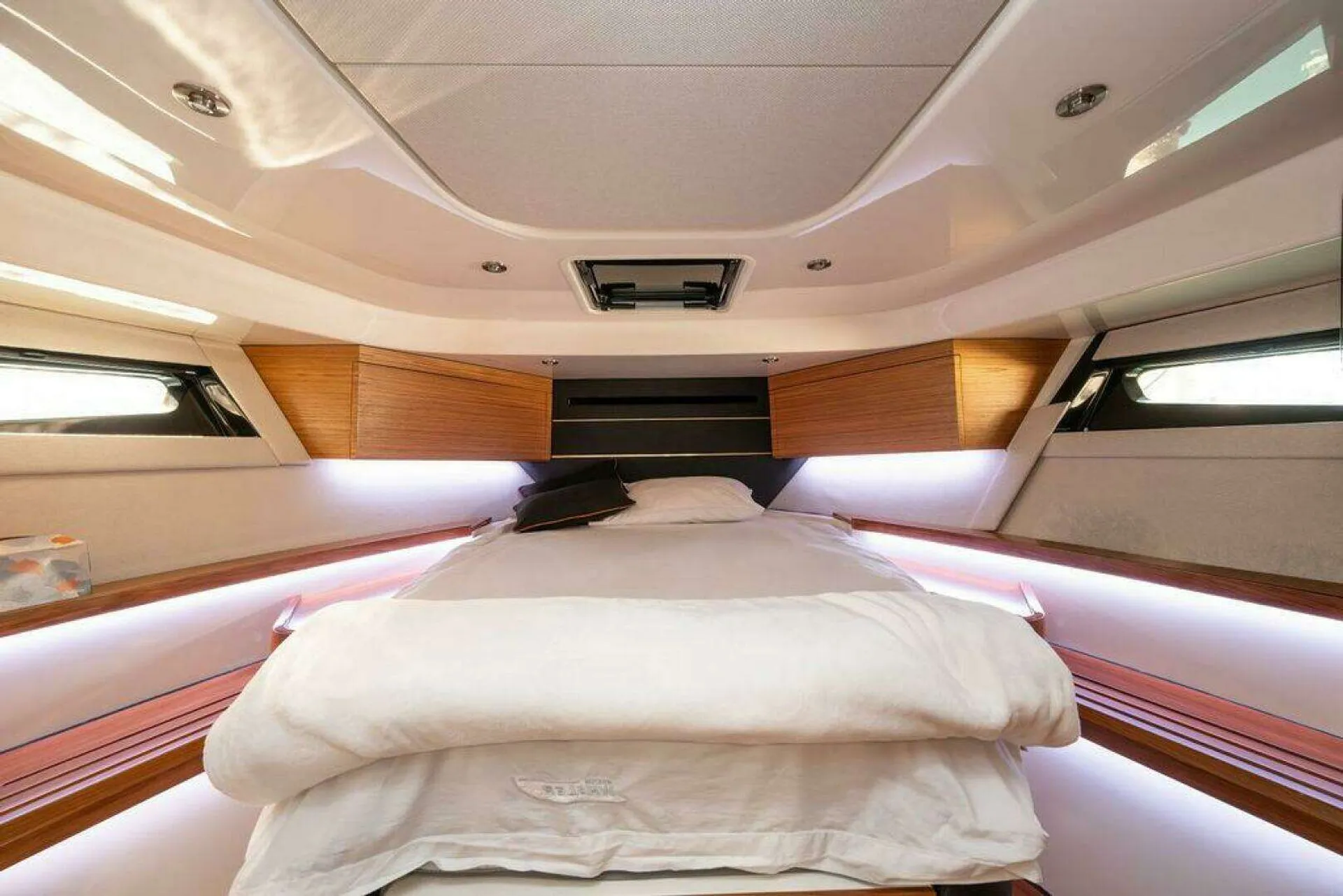 Luxury Unleashed: 2023 Boston Whaler 405 Conquest