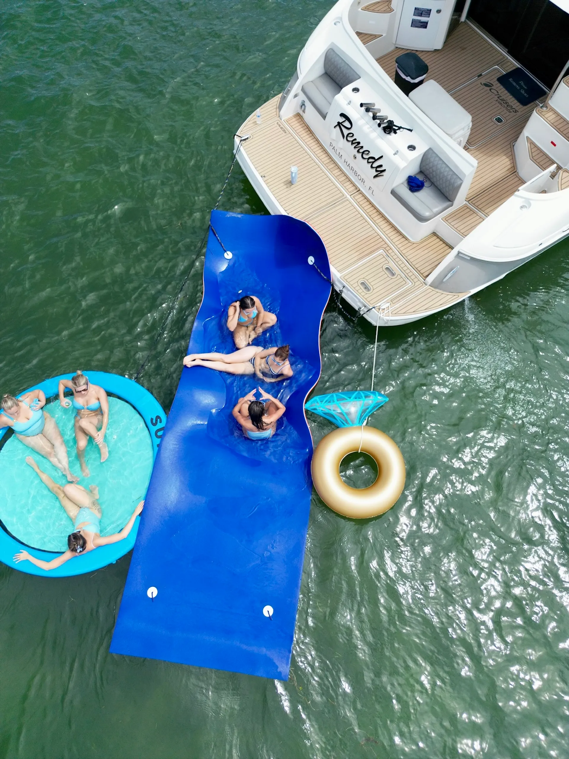 CRUISERS YACHTS 447 SPORT SEDAN in Miami Beach, FL — photo 4