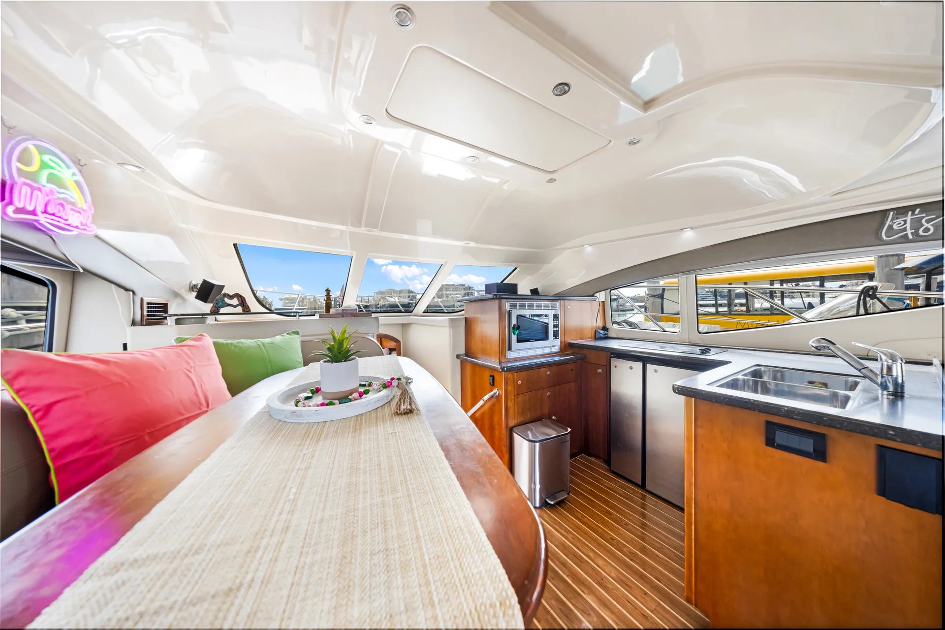 CRUISERS YACHTS 447 SPORT SEDAN in Miami Beach, FL — photo 10