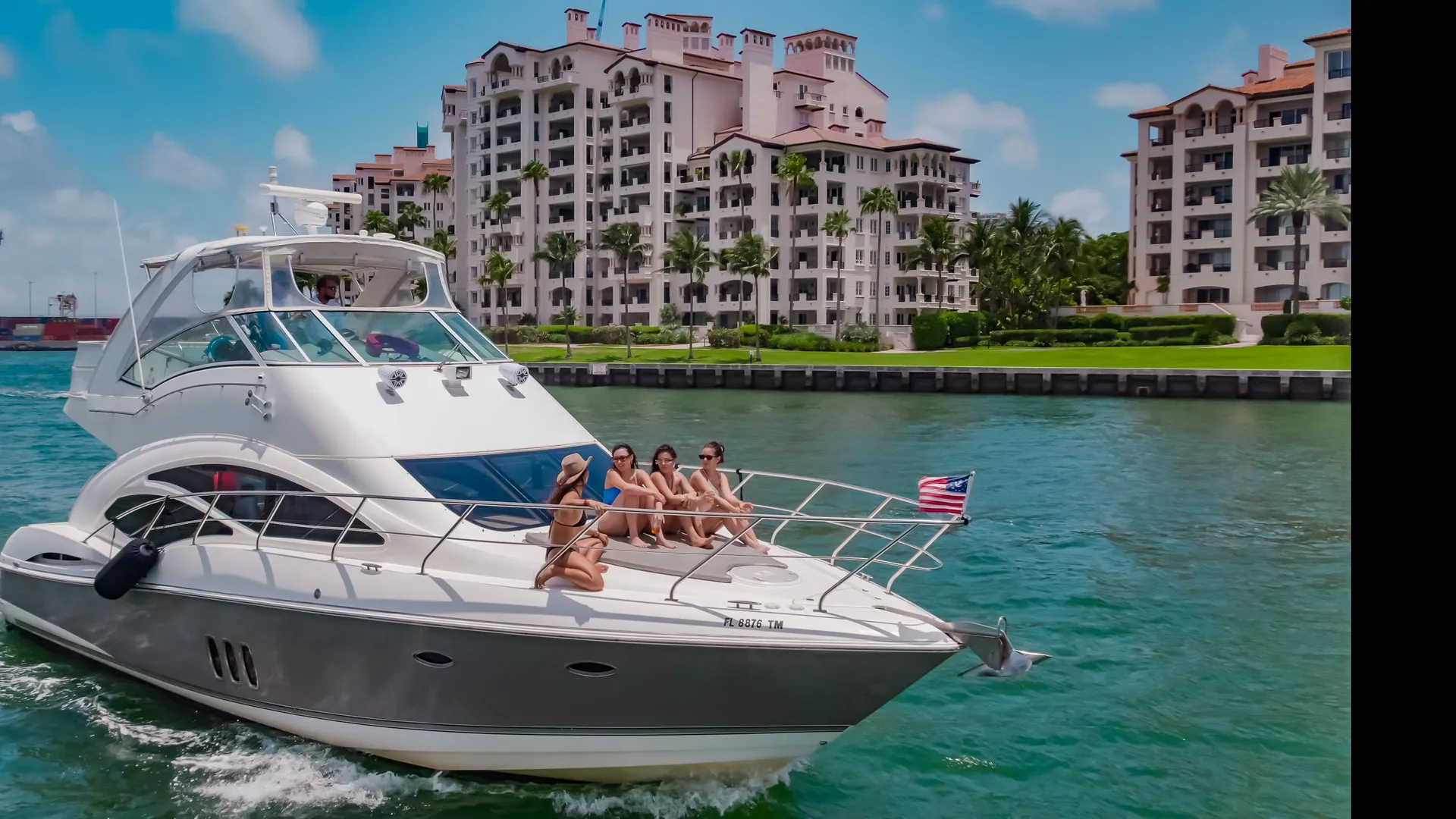 CRUISERS YACHTS 447 SPORT SEDAN in Miami Beach, FL