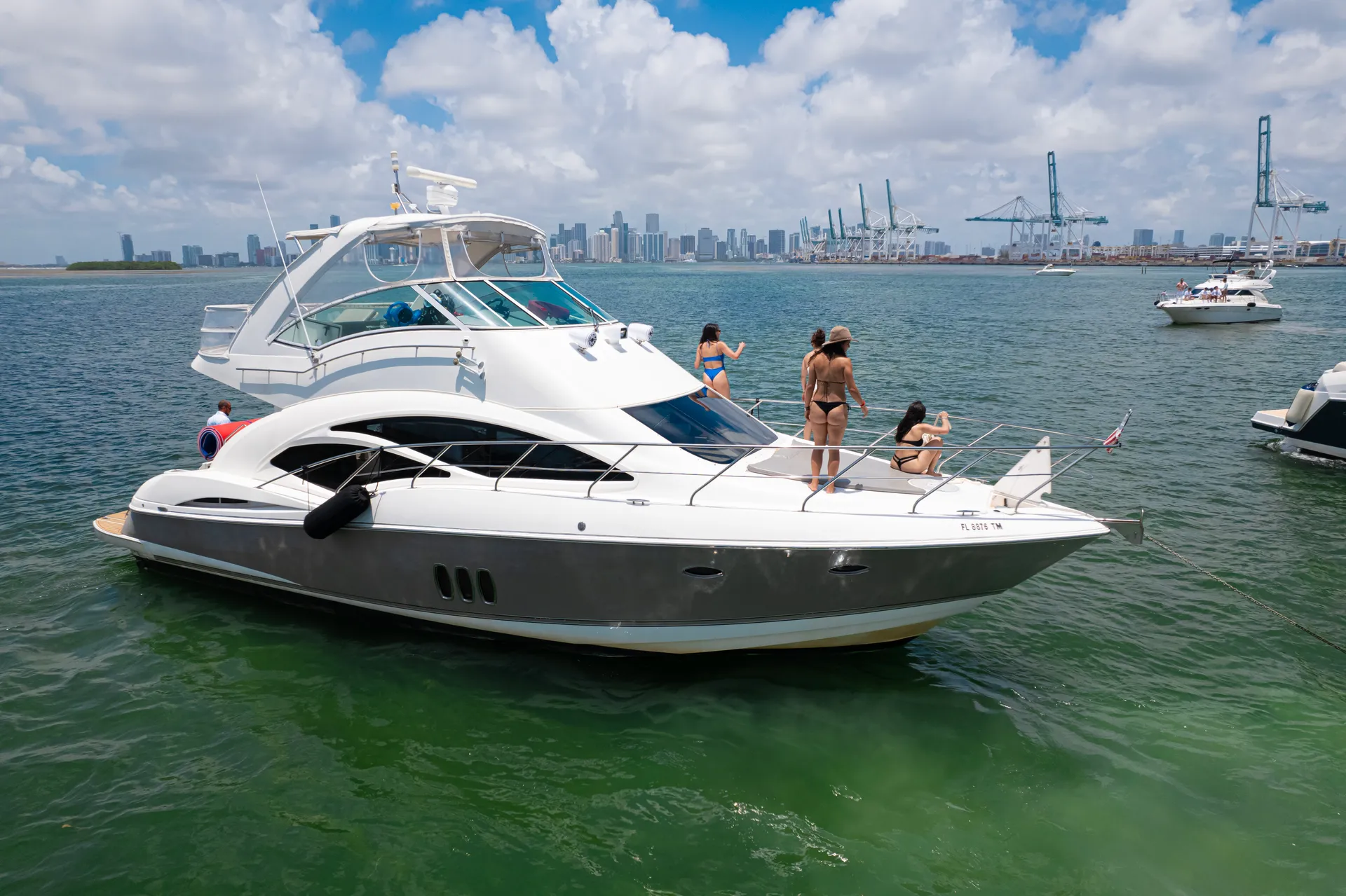 CRUISERS YACHTS 447 SPORT SEDAN in Miami Beach, FL — photo 3