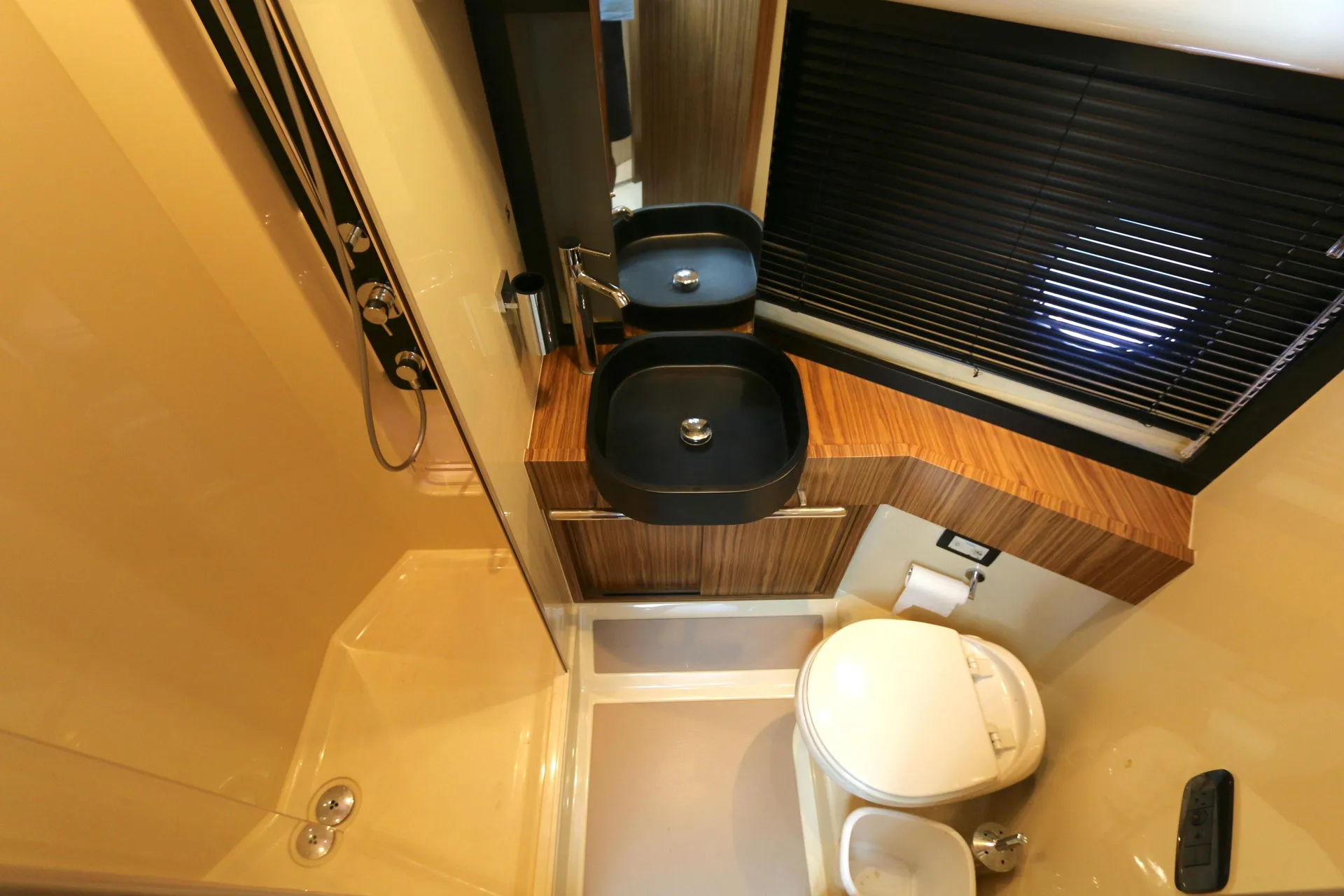 Azimut Magellano 45 in Miami Beach, FL — photo 9