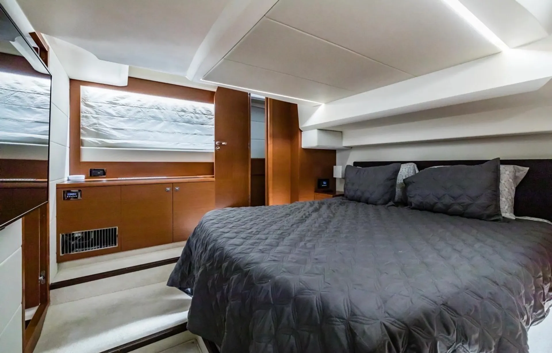 Prestige 500 Flybridge Yacht | Luxury Tampa Bay Charters | Waterslide 