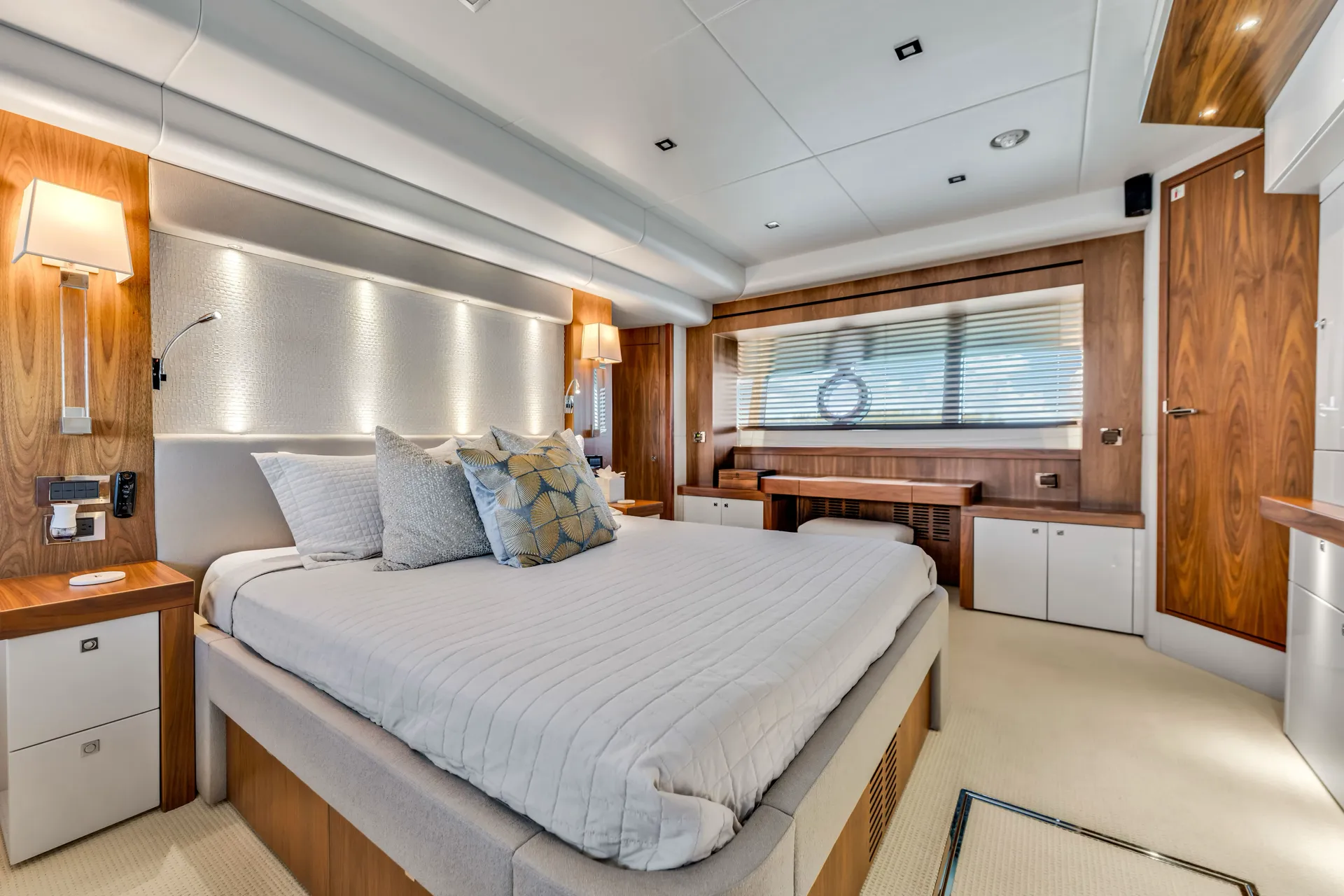 Sunseeker 95 Yacht in Miami Beach, FL — photo 8