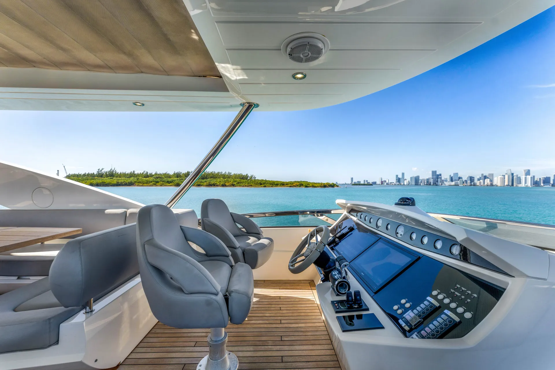 Sunseeker 95 Yacht in Miami Beach, FL — photo 10