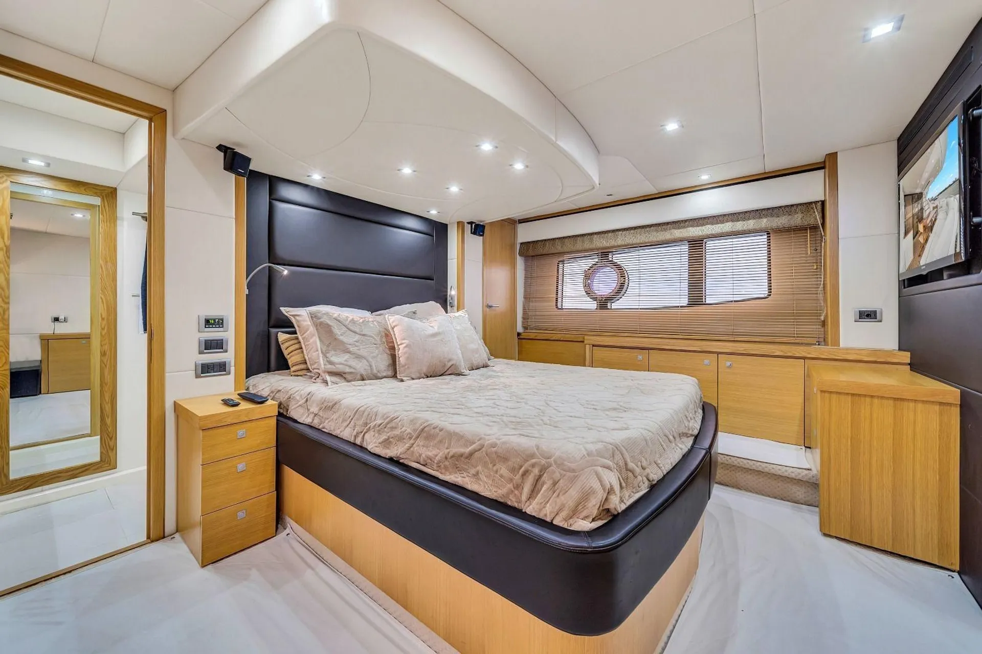 Sunseeker Manhattan 70 in Miami Beach, FL — photo 6