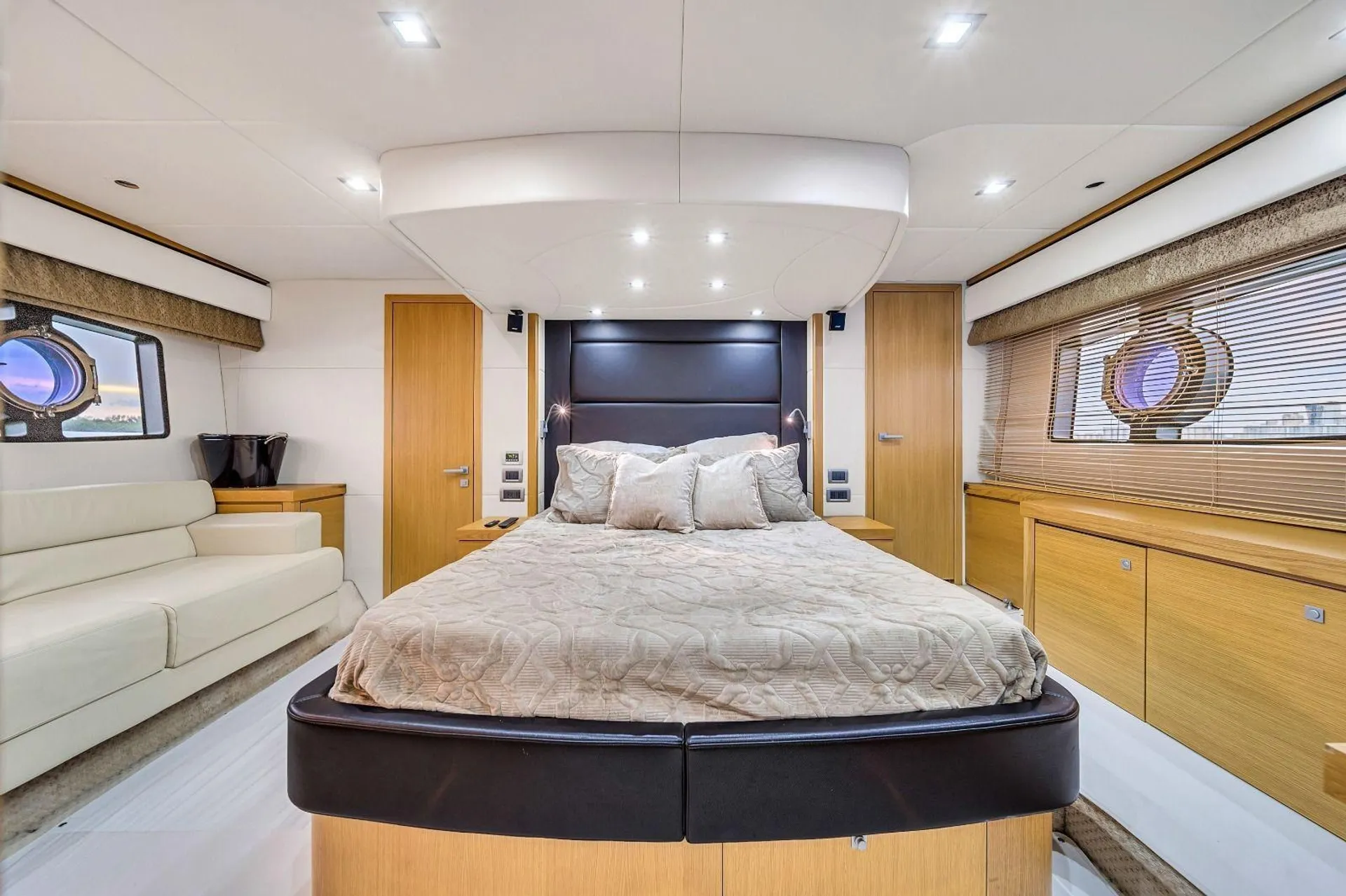 Sunseeker Manhattan 70 in Miami Beach, FL — photo 7