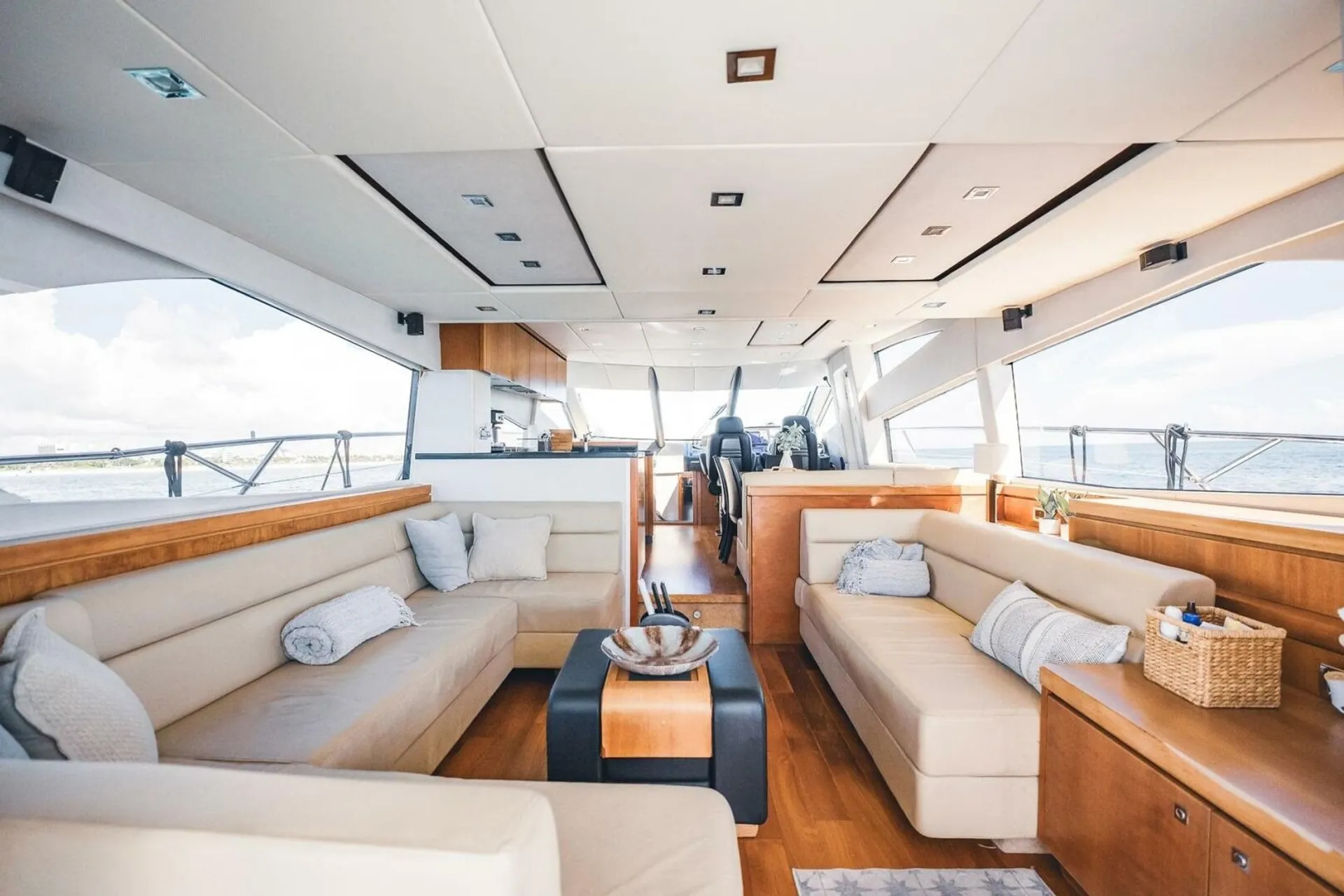 Sunseeker Manhattan 70 in Miami Beach, FL — photo 8