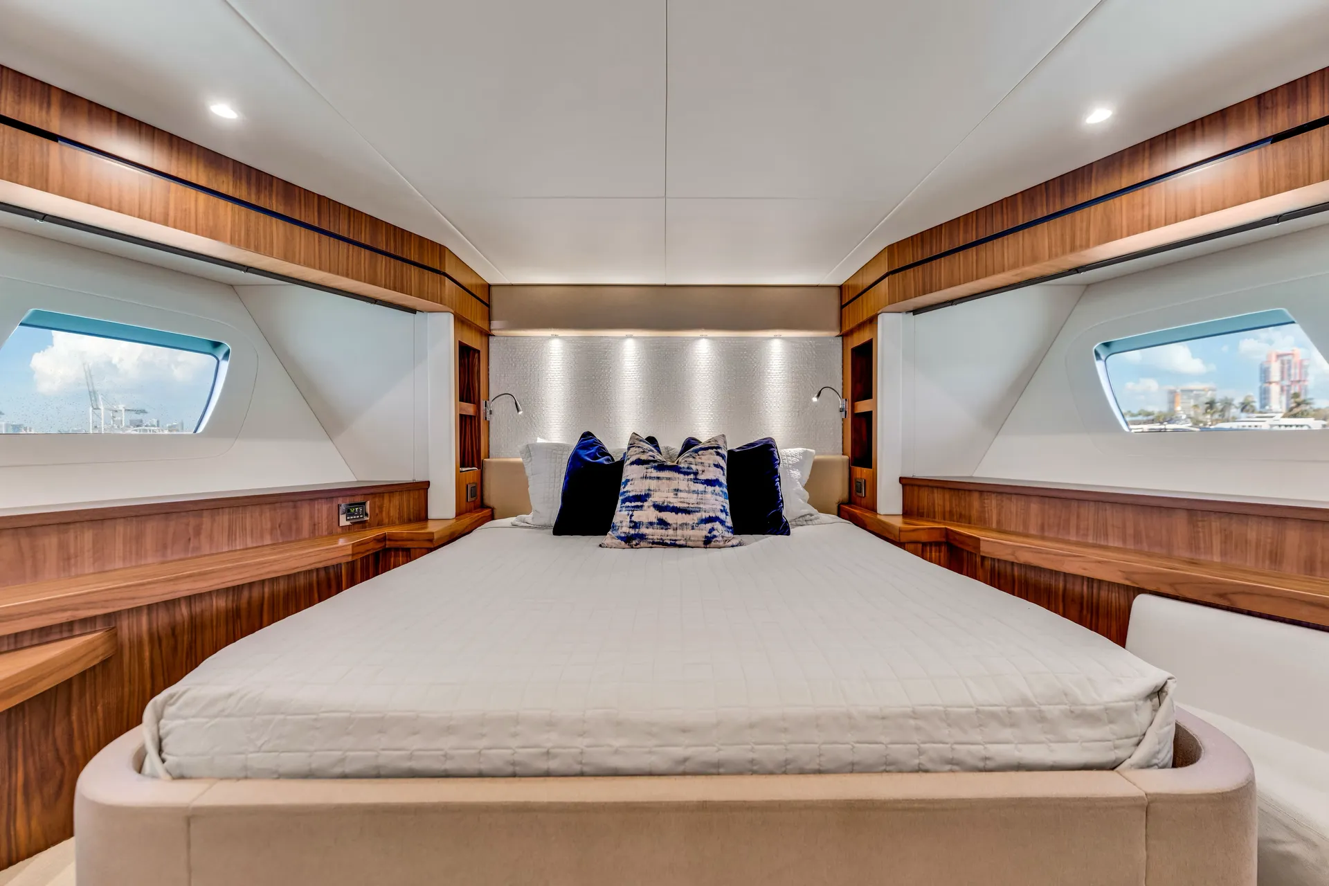 Sunseeker 95 Yacht in Miami Beach, FL — photo 2